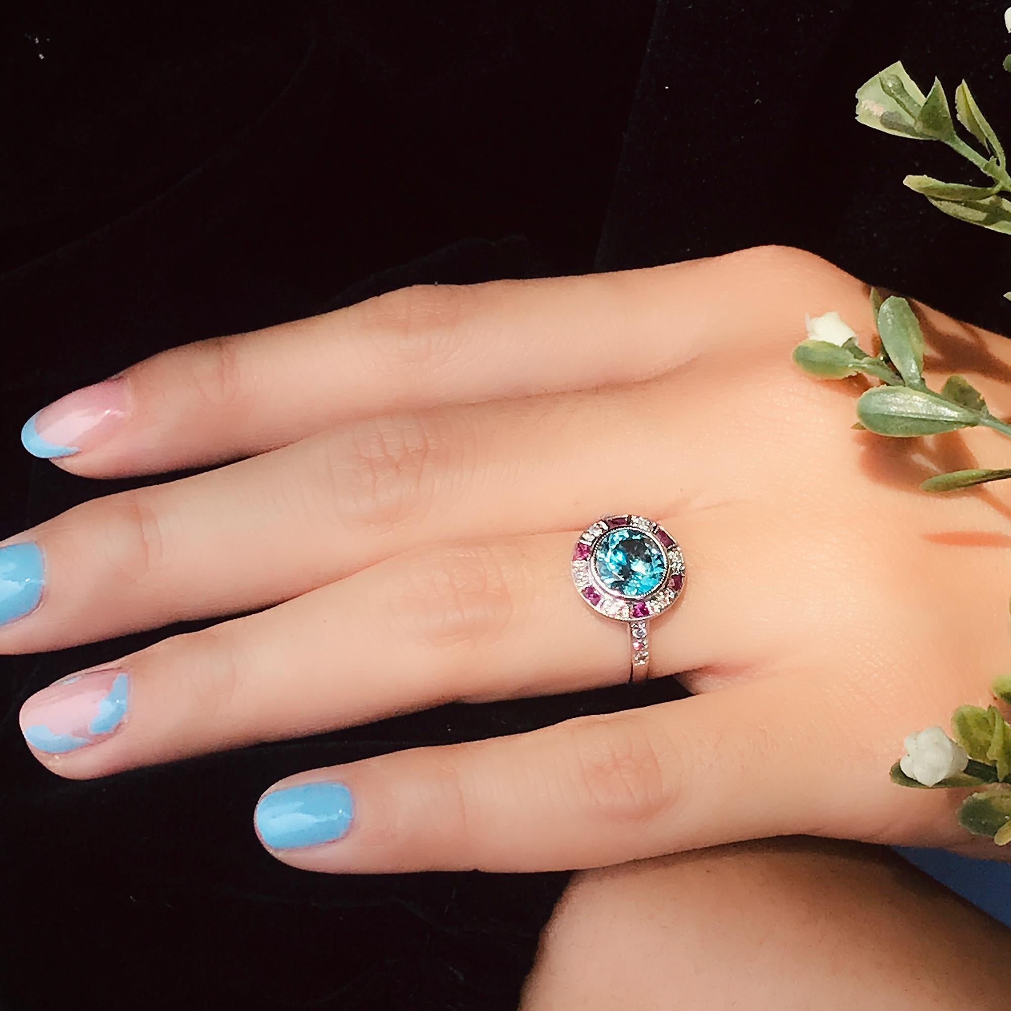 Anello con zircone blu certificato e diamante rubino in stile Art Deco con incastonatura a raggiera in oro bianco 14 carati in vendita 5