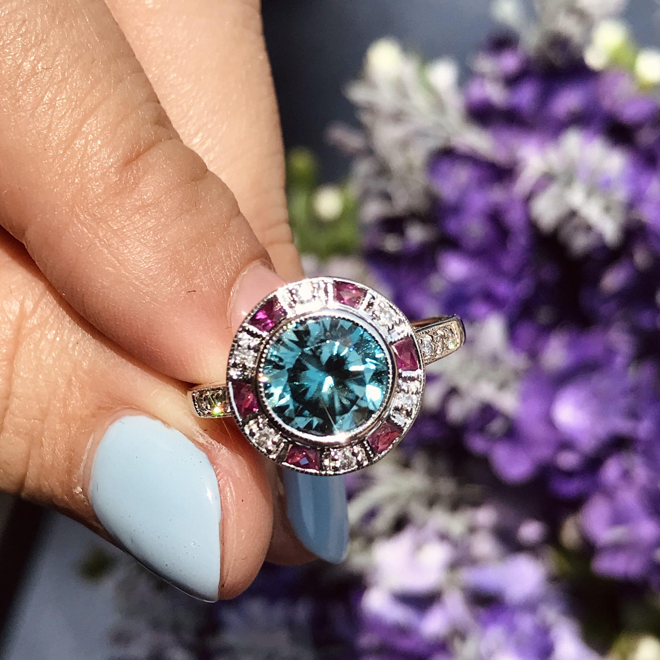 Anello con zircone blu certificato e diamante rubino in stile Art Deco con incastonatura a raggiera in oro bianco 14 carati in vendita 8