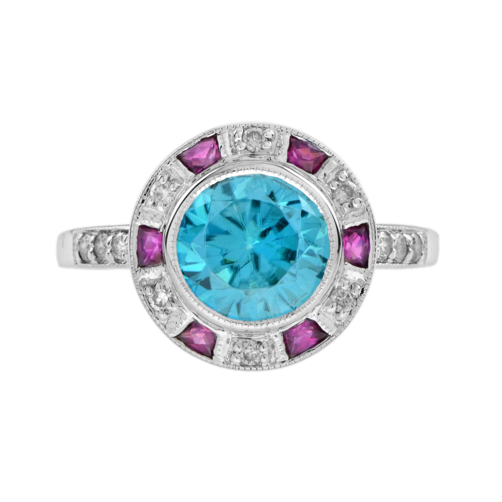Un delizioso anello target di ispirazione Art Deco in oro bianco 14k. Lo zircone centrale rotondo di colore blu ghiaccio pesa 2,75 carati ed è circondato da rubini di colore rosa e da diamanti di colore H, purezza SI. Le spalle dell'anello sono