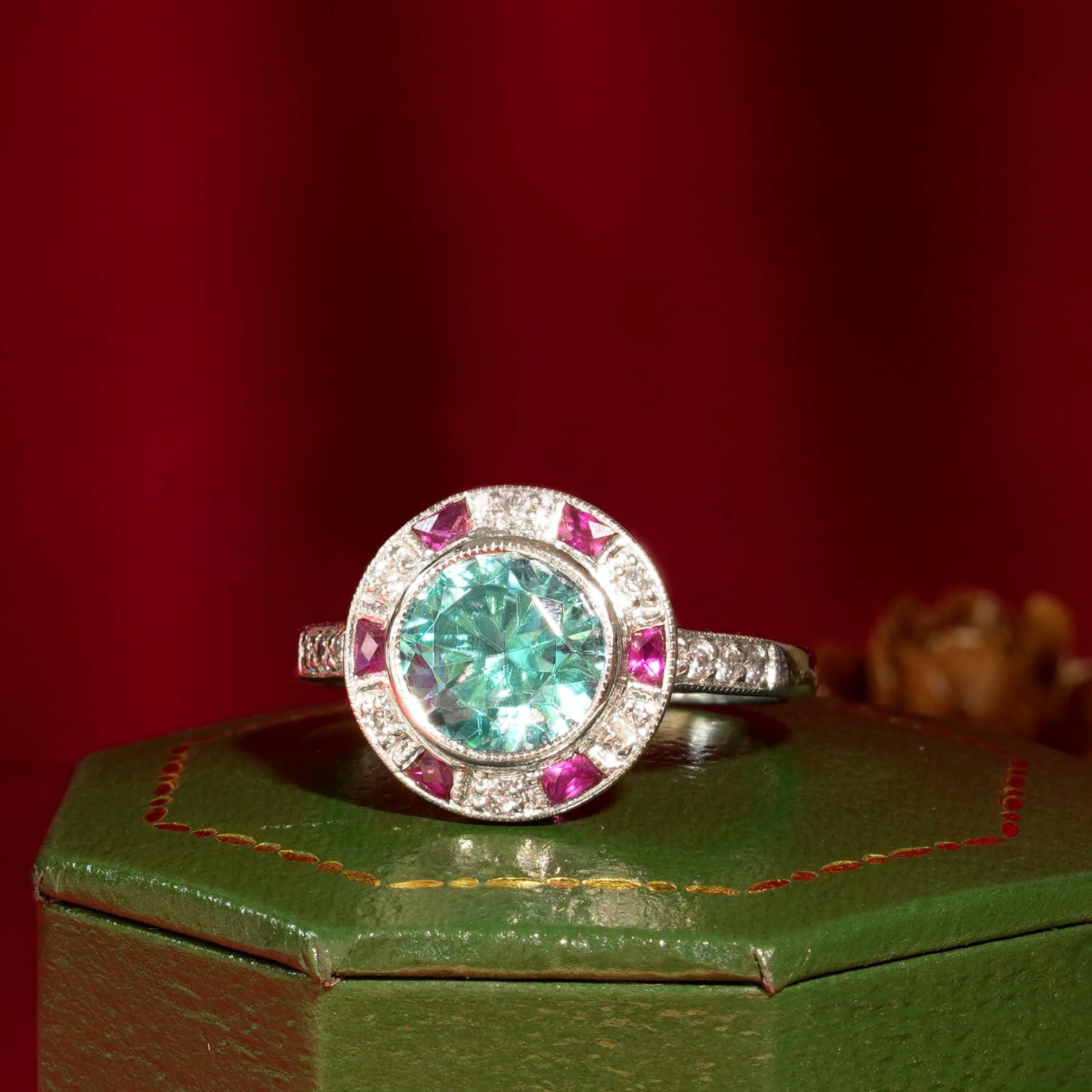 Anello con zircone blu certificato e diamante rubino in stile Art Deco con incastonatura a raggiera in oro bianco 14 carati in vendita 1