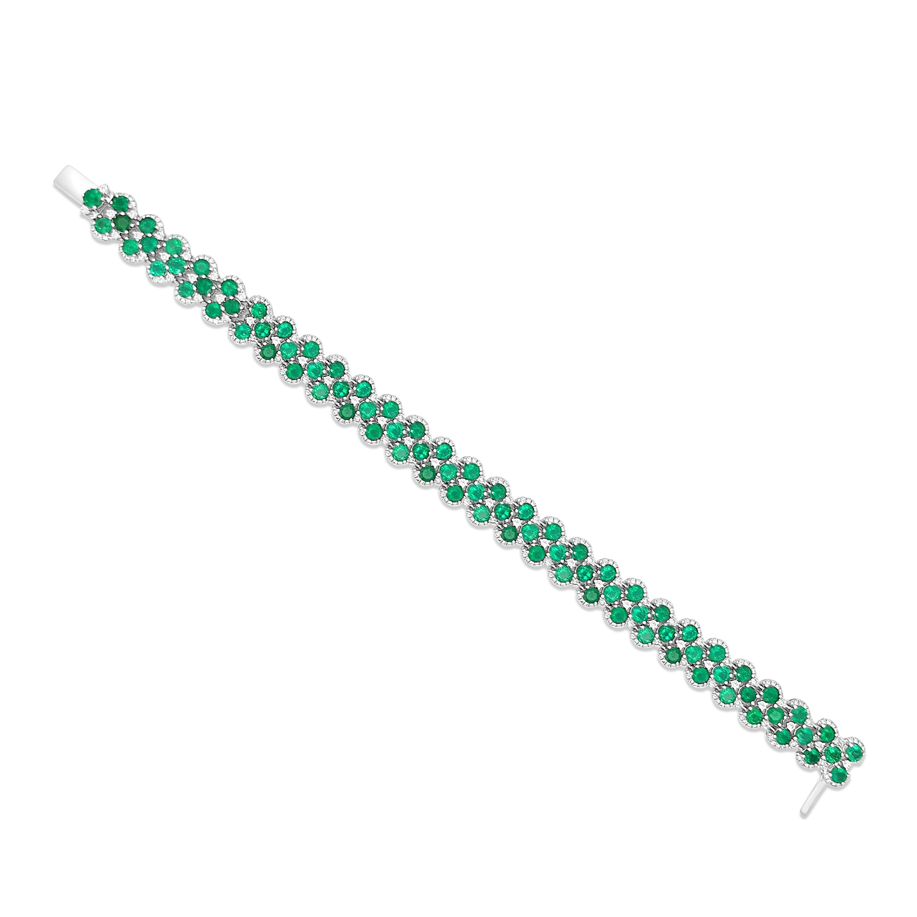 Ce bracelet sophistiqué présente une gracieuse séquence d'émeraudes rondes, magnifiquement rehaussée par des diamants blancs naturels étincelants. Le vert vibrant et la brillance rayonnante créent une pièce intemporelle conçue pour l'élégance de