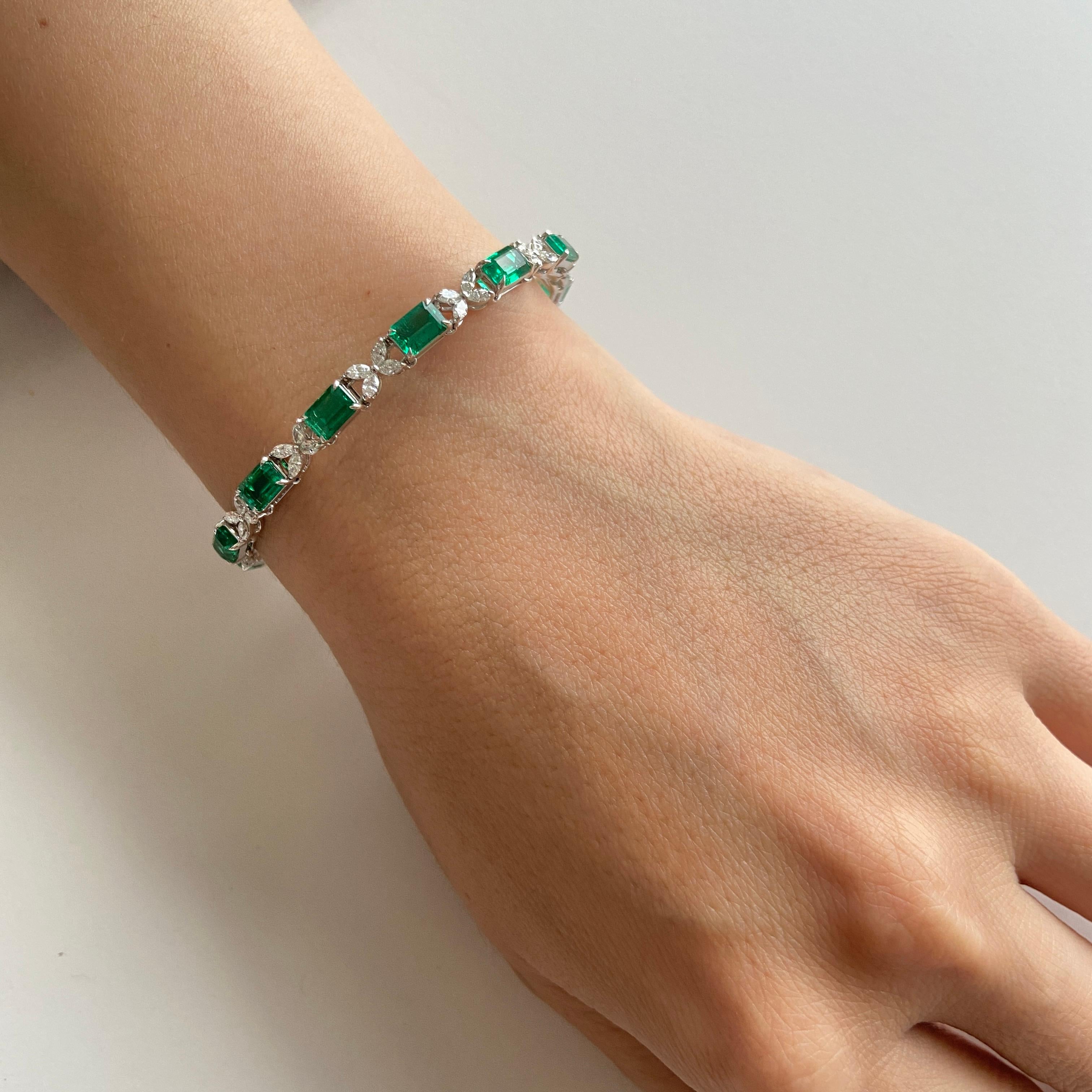 Taille émeraude Certified Bracelet with Colombian Emerald and Natural White Diamonds in 18K Gold en vente