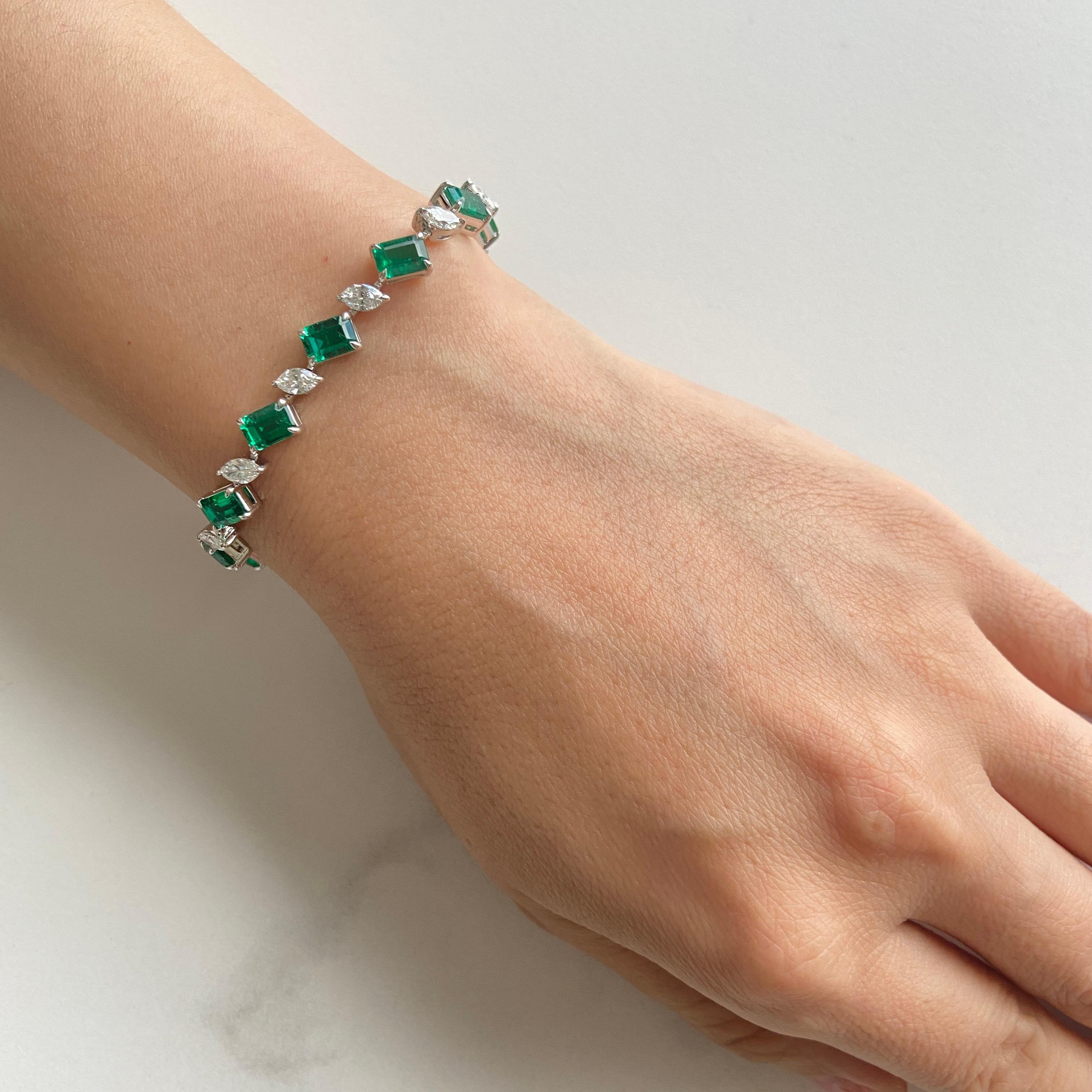 Certified Bracelet with Colombian Emerald and Natural White Diamonds in 18K Gold Neuf - En vente à Hong Kong, HK