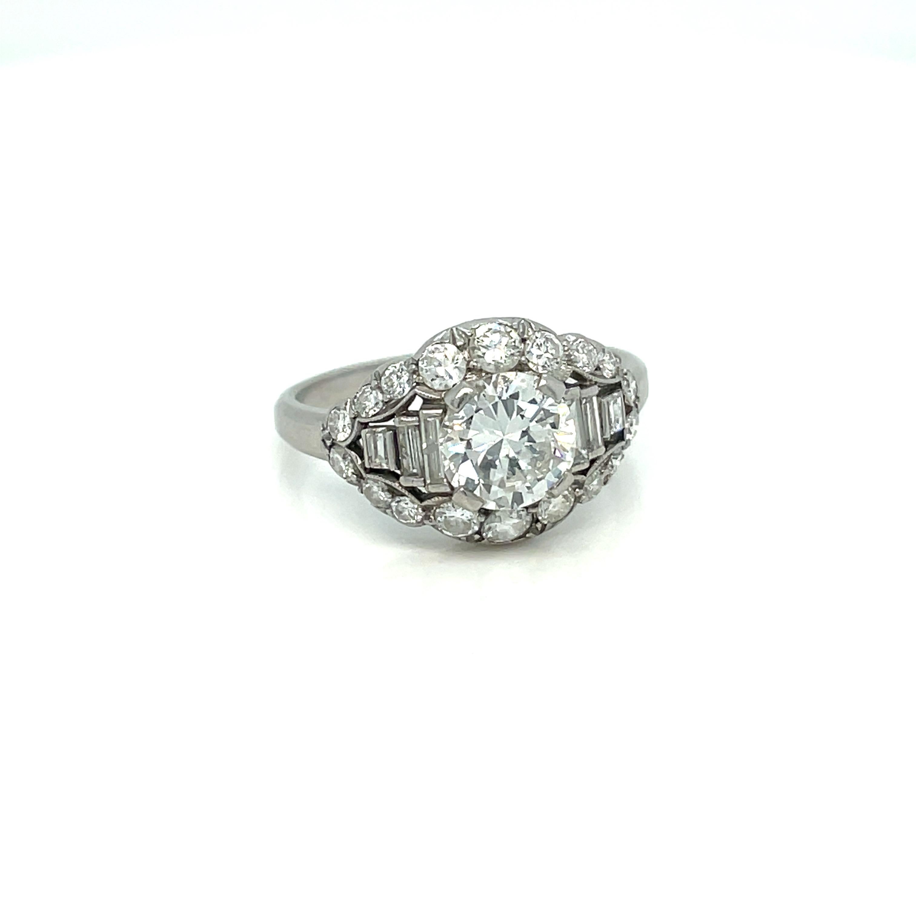 Wichtiger Bulgari-Diamant-Trombino-Ring, ca. 1950er Jahre,

Im Mittelpunkt des Rings Trombino von Bulgari steht ein Diamant von 1,22 Karat (G/VVS1), der von Diamanten im Stufenschliff und runden Brillanten akzentuiert wird.

Die Trombino (übersetzt: