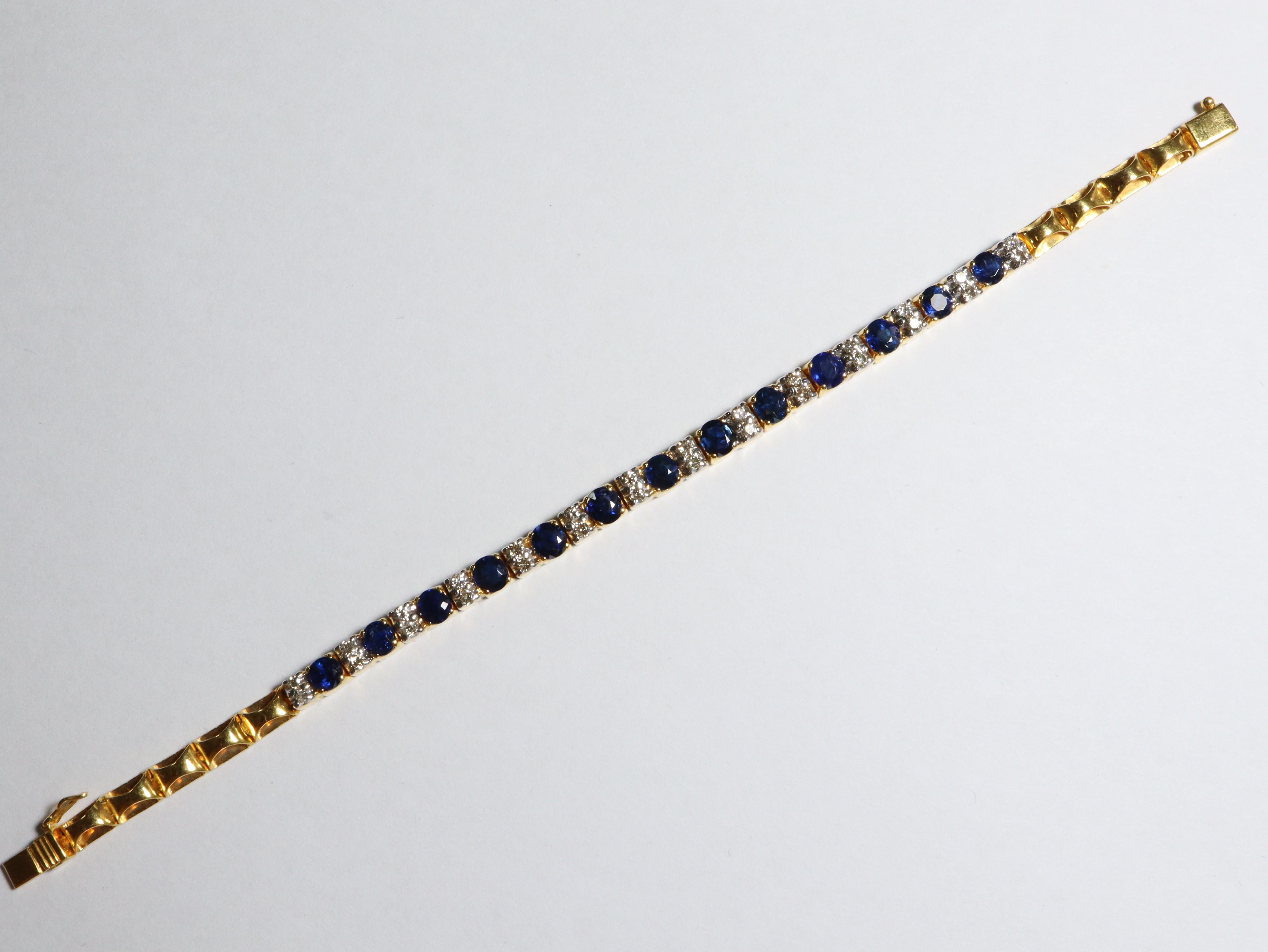 Taille ovale Bracelet en or 18 carats avec saphir bleu de Birmanie certifié sans chaleur et diamants naturels en vente