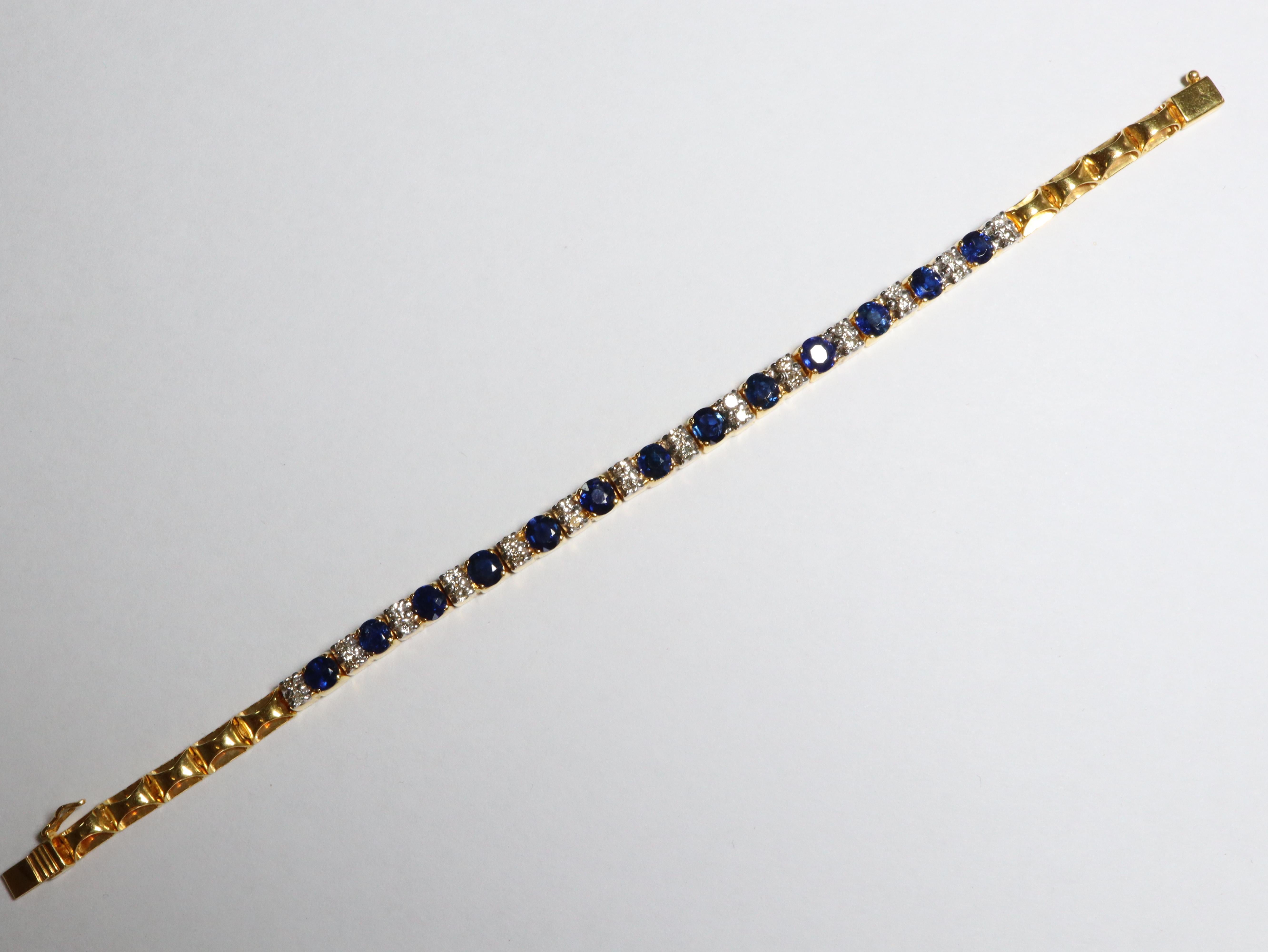 Certified Burma No Heat Blue Sapphire Bracelet with Natural Diamonds in 18k gold In New Condition For Sale In Singapore, SG