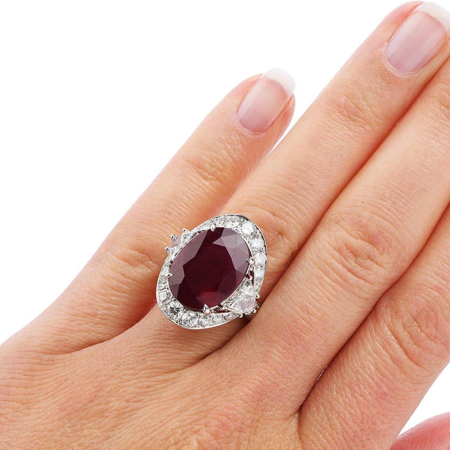 zertifizierter burmesischer roter Rubin 13,45 Karat Diamant 18 Karat Gold Cocktail Ring 2