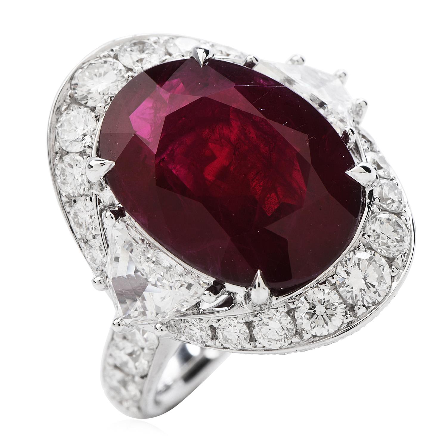 Leidenschaft, Romantik und Eleganz in einem einzigen schillernden Cocktailring!

Dieser atemberaubende Rubinring ist aus massivem18K Weißgold gefertigt, wiegt ca. 13,2 Gramm und misst 21 mm x 23 mm x 9 mm (hoch). 

Das Zentrum Rubin aus Burma,