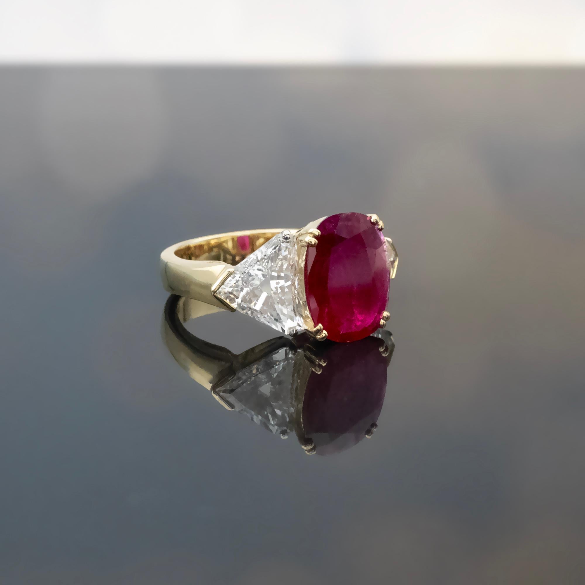 Anillo de tres piedras de rubí de Birmania y diamantes certificados Contemporáneo en venta