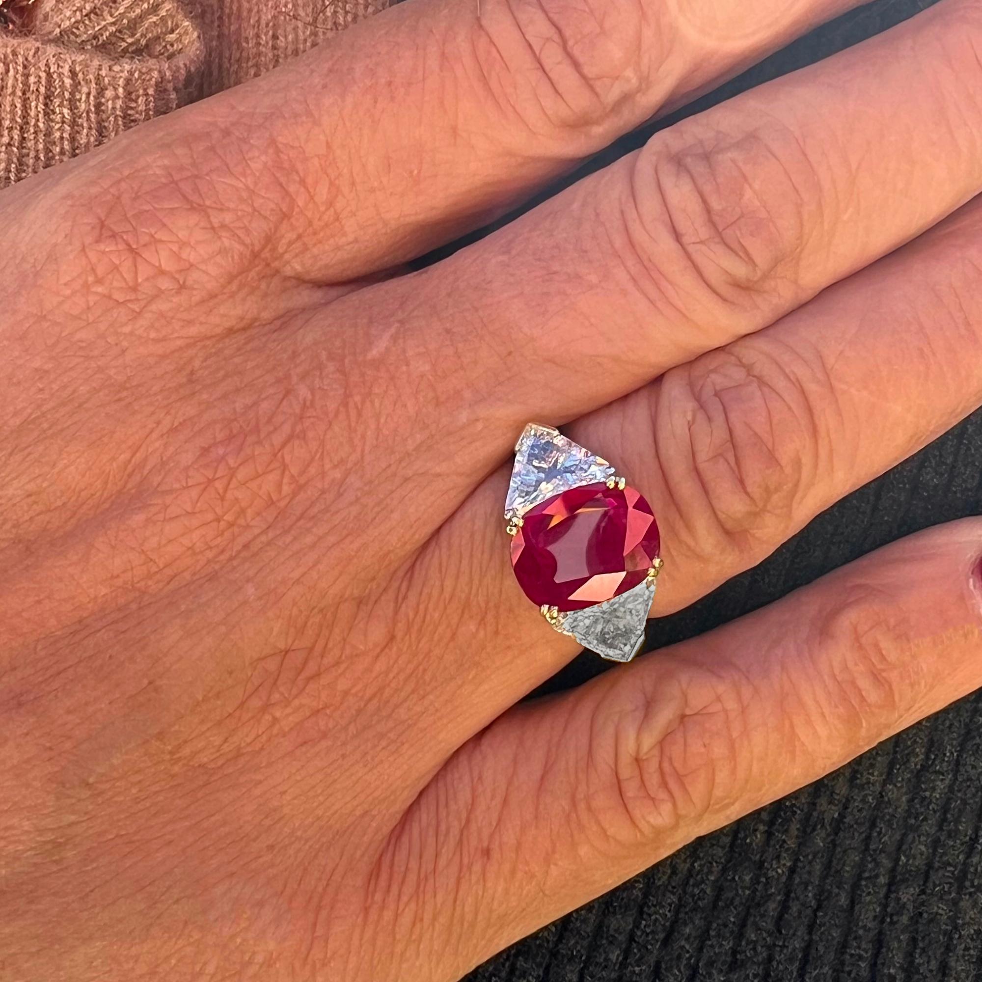 Anillo de tres piedras de rubí de Birmania y diamantes certificados Corte cojín en venta