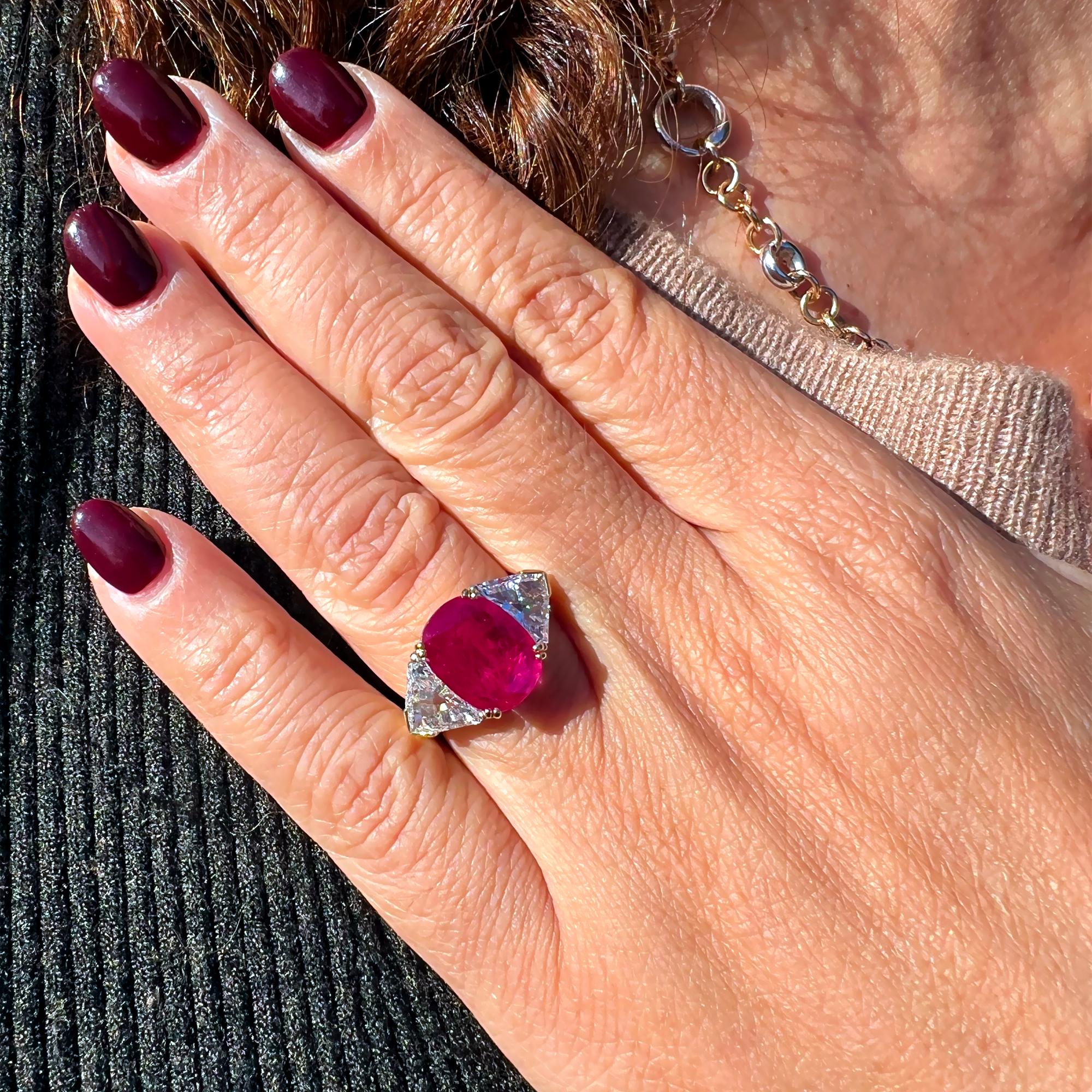 Anillo de tres piedras de rubí de Birmania y diamantes certificados en Nuevo estado para la venta en Monte Carlo, MC