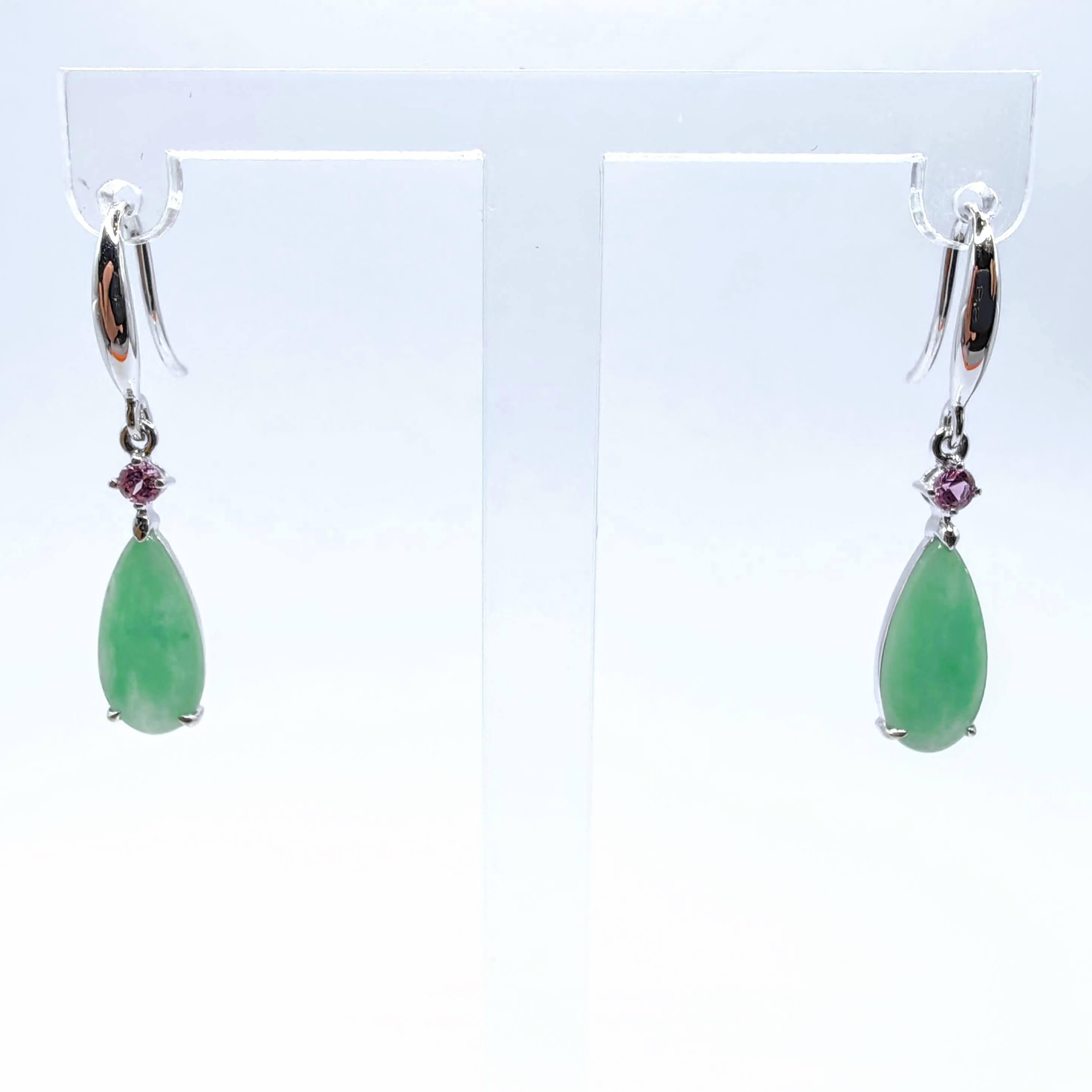 Voici nos exquises boucles d'oreilles en jade certifié birman et tourmaline rose en or blanc 18 carats, une fusion harmonieuse entre les trésors de la nature et le savoir-faire artisanal.

Ces boucles d'oreilles captivantes présentent deux jades