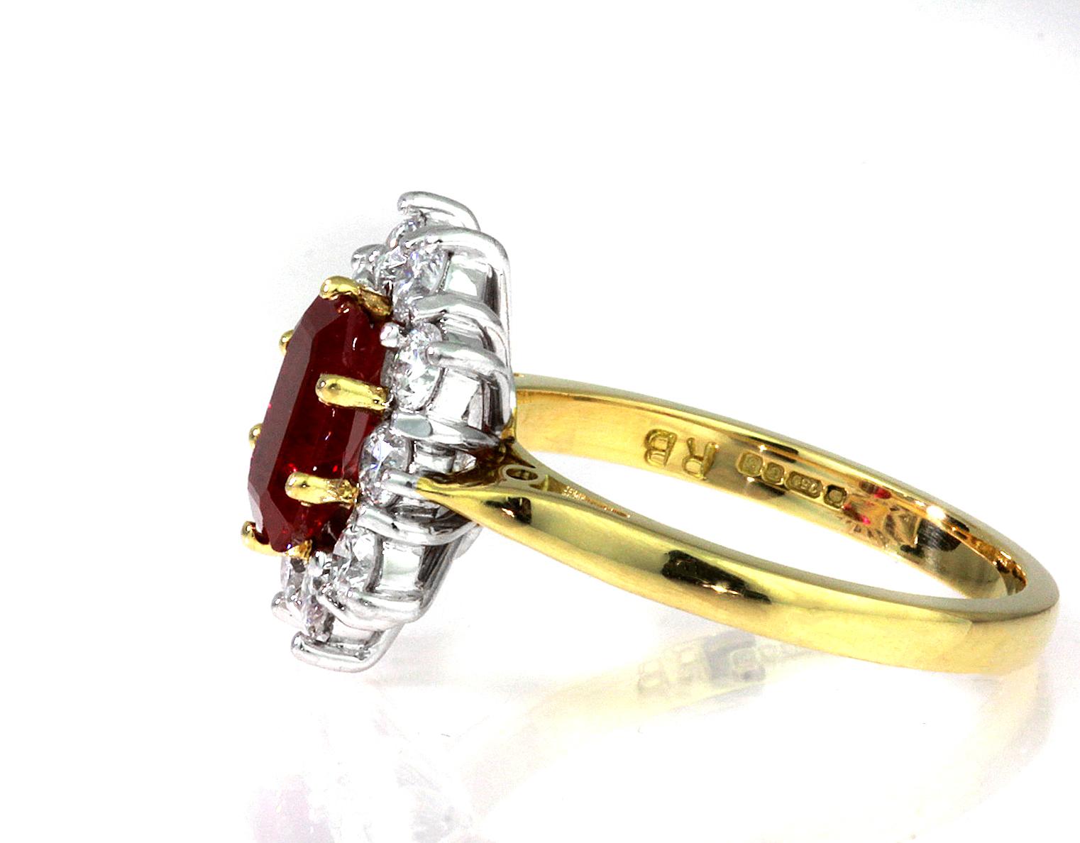 Bague en or jaune et blanc 18 carats avec grappe de rubis et de diamants de Birmanie « Myanmar » certifiée Excellent état - En vente à London, GB