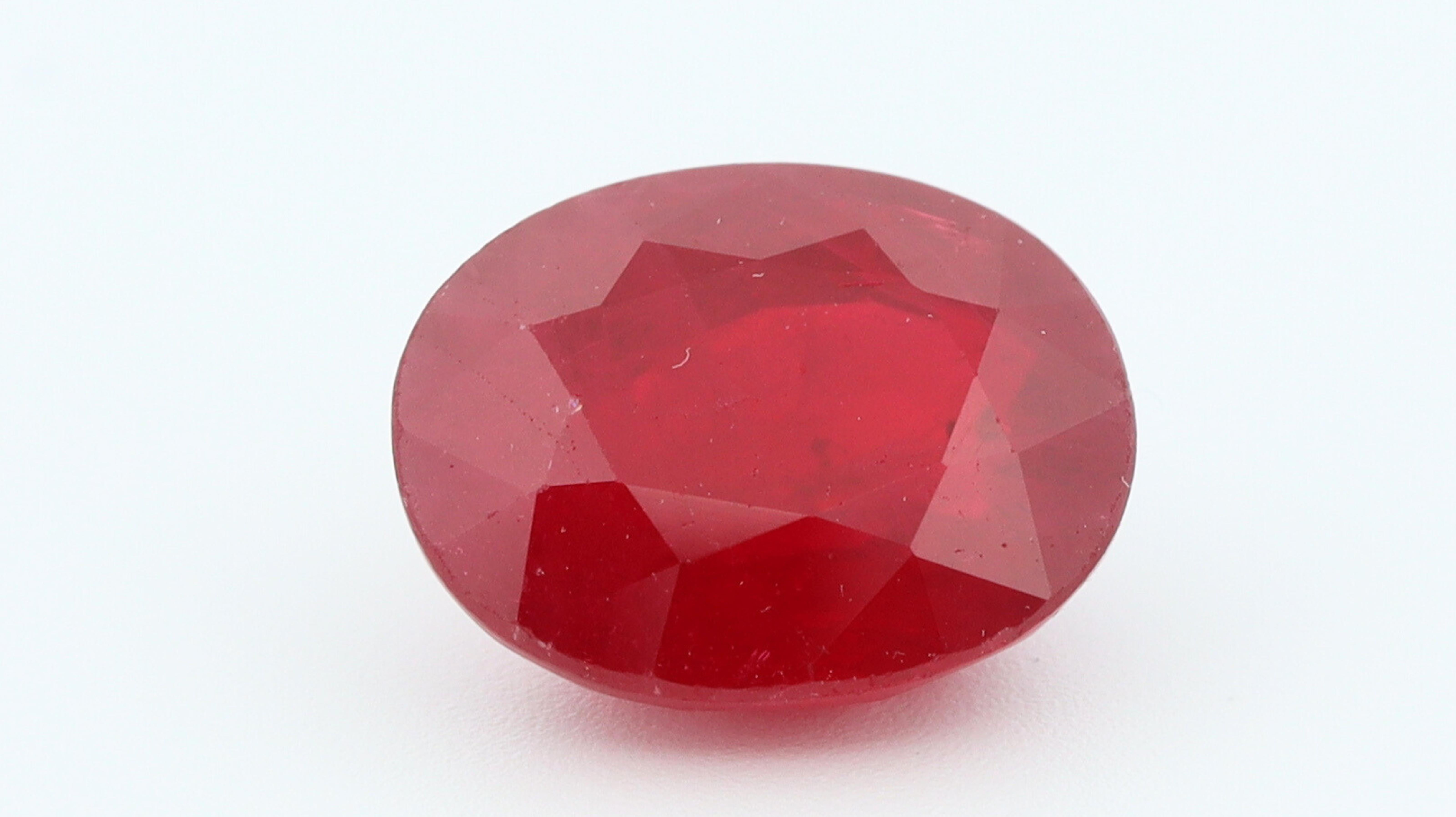 Rubine sind die rote Variante des Minerals Korund, das sich aus Aluminium und Sauerstoff (Al2O3) zusammensetzt, und das Vorhandensein von Chrom verleiht diesem Stein die so begehrte rote Farbe. 
Sein Vorhandensein kann auch eine natürliche