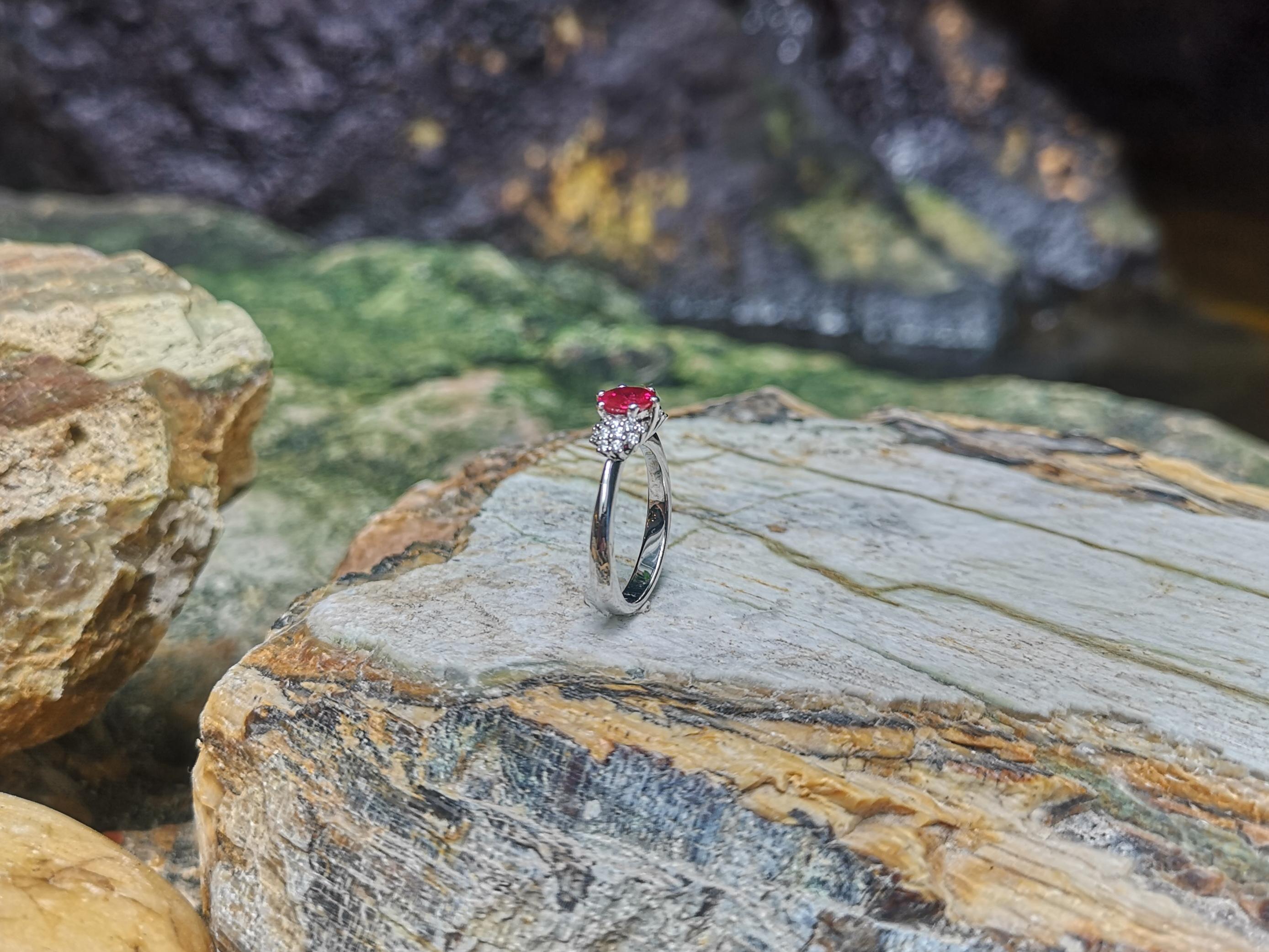 Anello con rubino birmano certificato e diamanti incastonati in oro bianco 18 carati in vendita 4