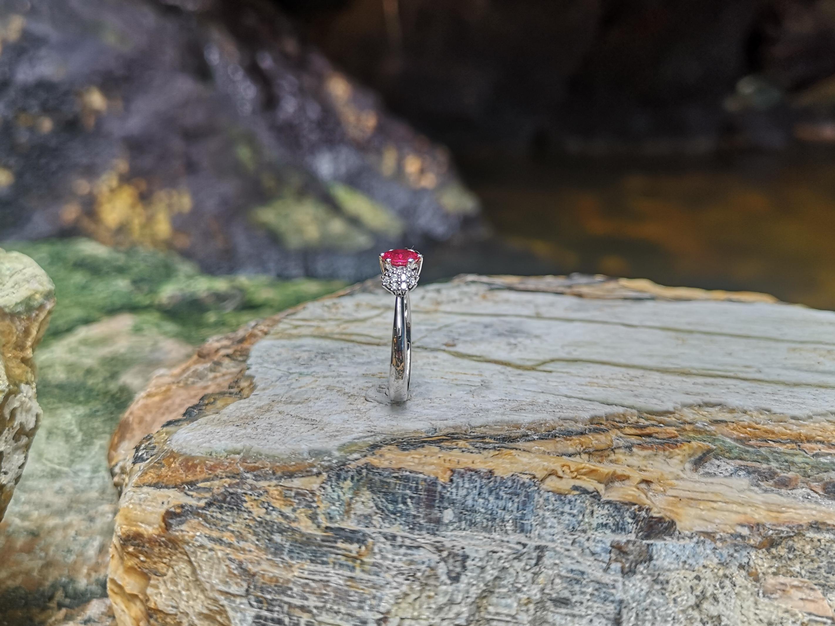 Anello con rubino birmano certificato e diamanti incastonati in oro bianco 18 carati in vendita 5