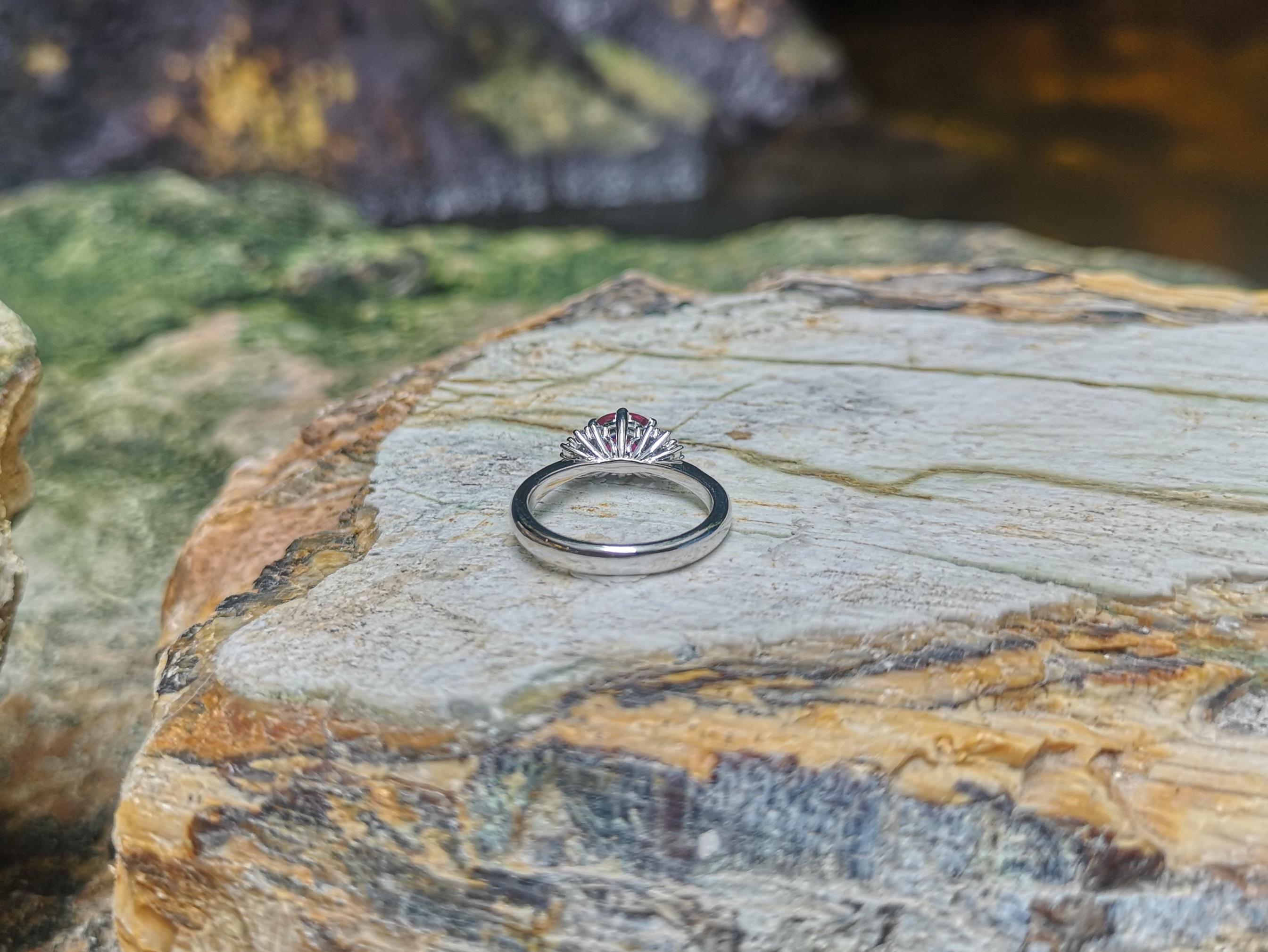 Anello con rubino birmano certificato e diamanti incastonati in oro bianco 18 carati in vendita 6