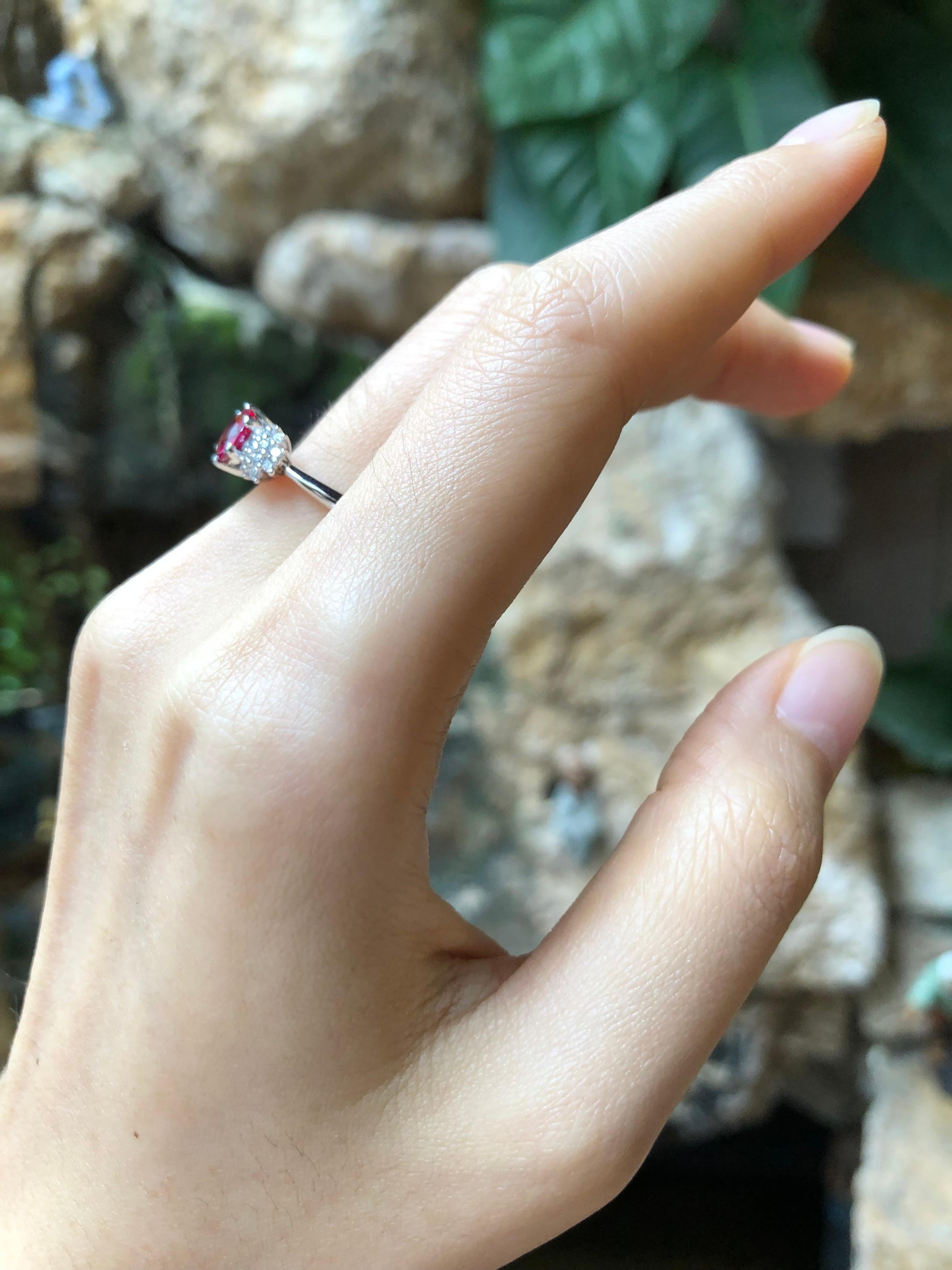 Anello con rubino da 1,20 carati e diamante da 0,21 carati con montatura in oro bianco da 18 carati
(Certificato GIT, l'Istituto delle Gemme e dei Gioielli della Tailandia)

Larghezza:  1.3 cm 
Lunghezza:  0,7 cm
Misura dell'anello: 52
Peso totale: