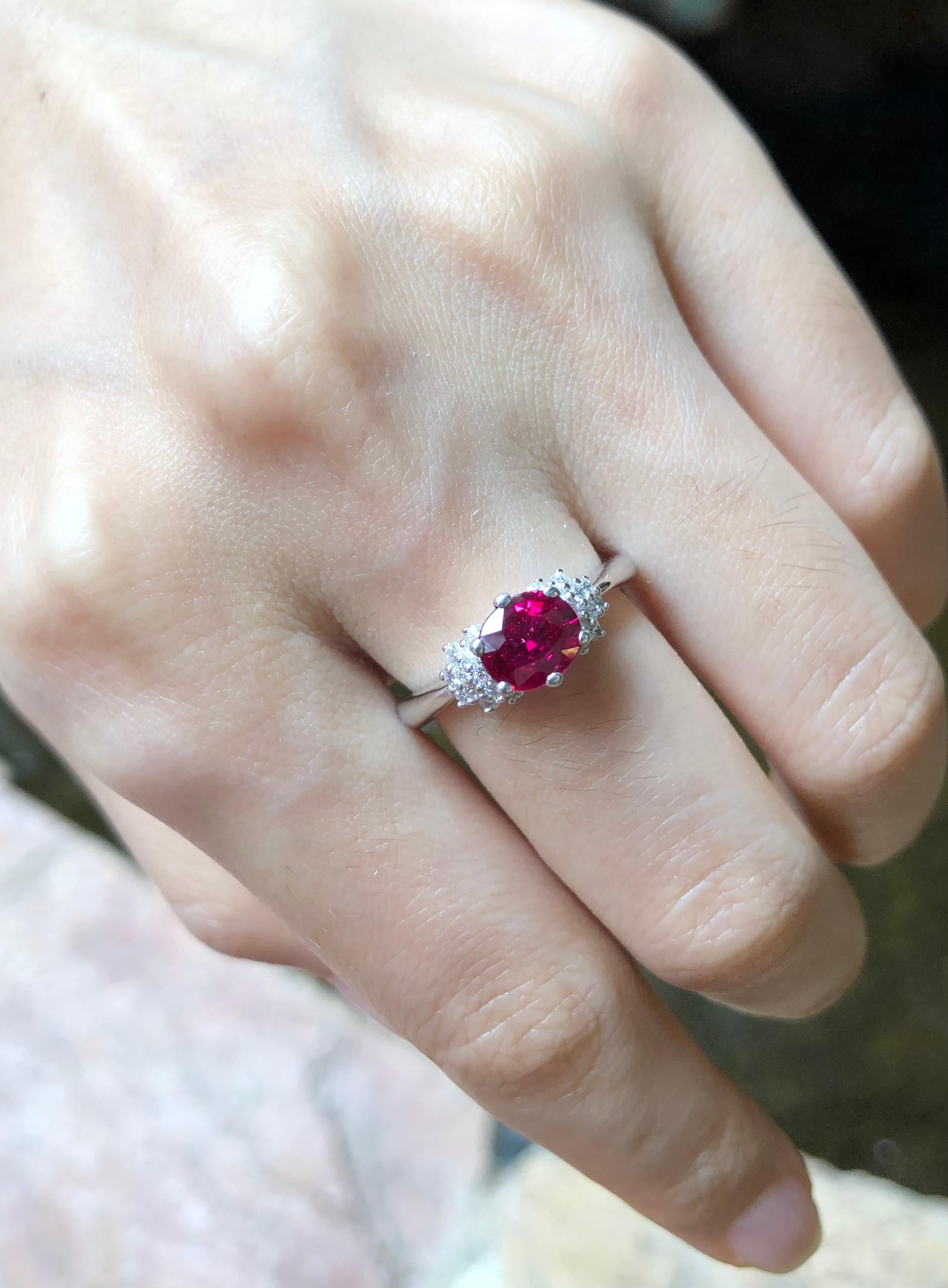 Contemporary Certified Burmese Ruby with Diamond Ring Set in 18 Karat White Gold For Sale