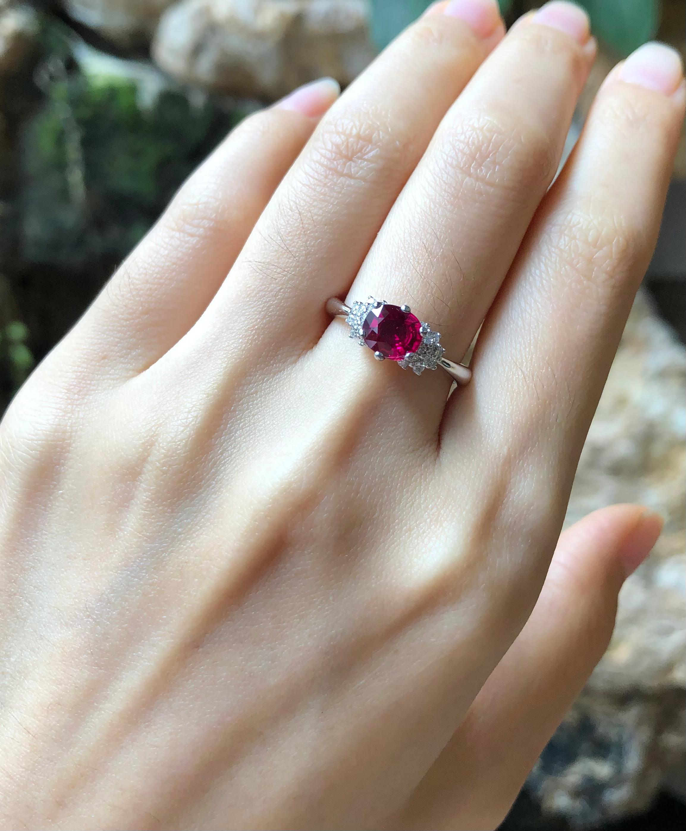 Certified Burmese Ruby with Diamond Ring Set in 18 Karat White Gold In New Condition For Sale In Bangkok, TH