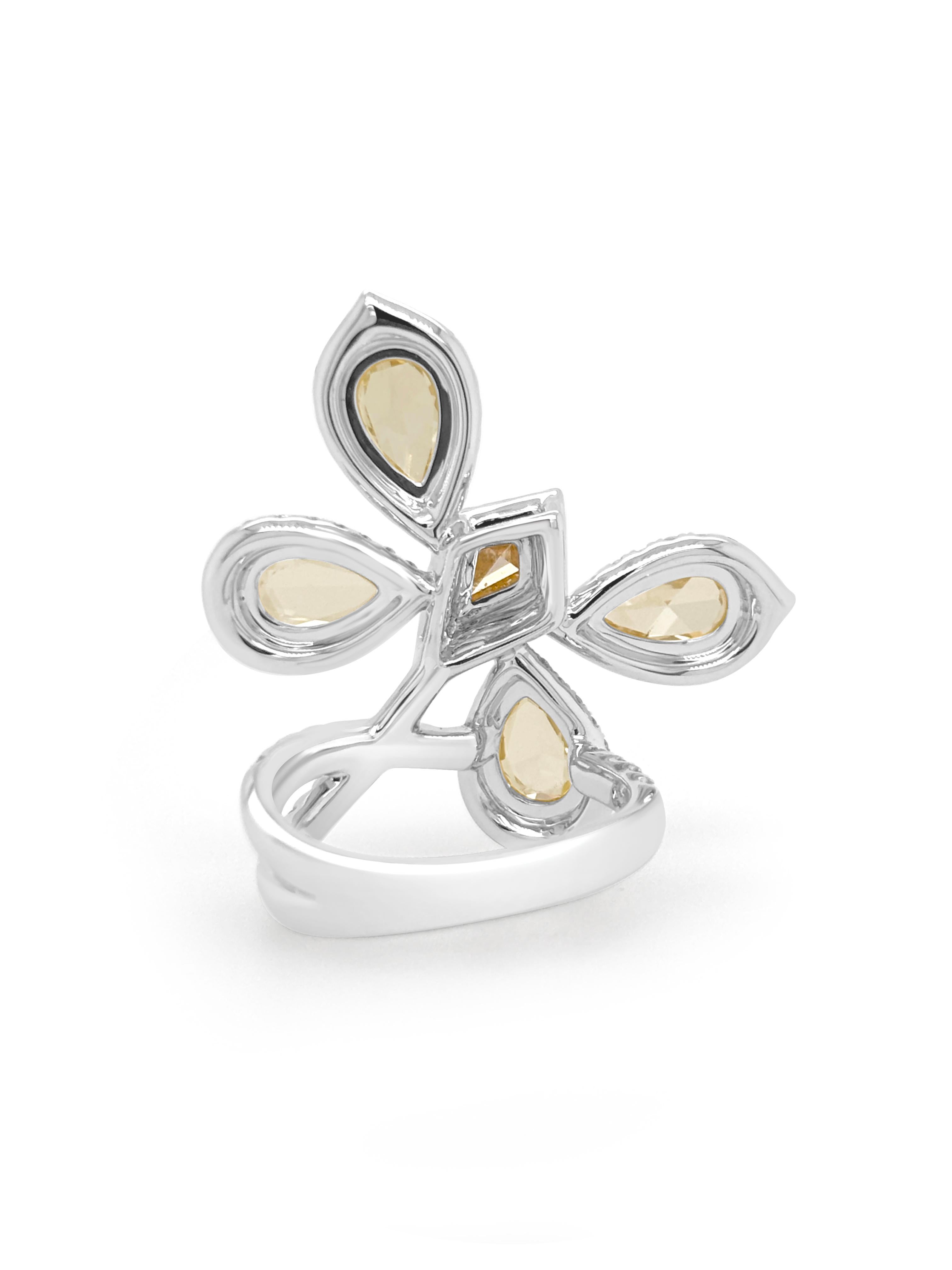 Dieser bezaubernde Schmetterlingsring ist mit naturfarbenen Diamanten im Rosenschliff besetzt, die die zarte Schönheit und den lebhaften Charme eines Schmetterlings im Flug einfangen. Er wurde fachmännisch aus 18 Karat Gold gefertigt und ist ein