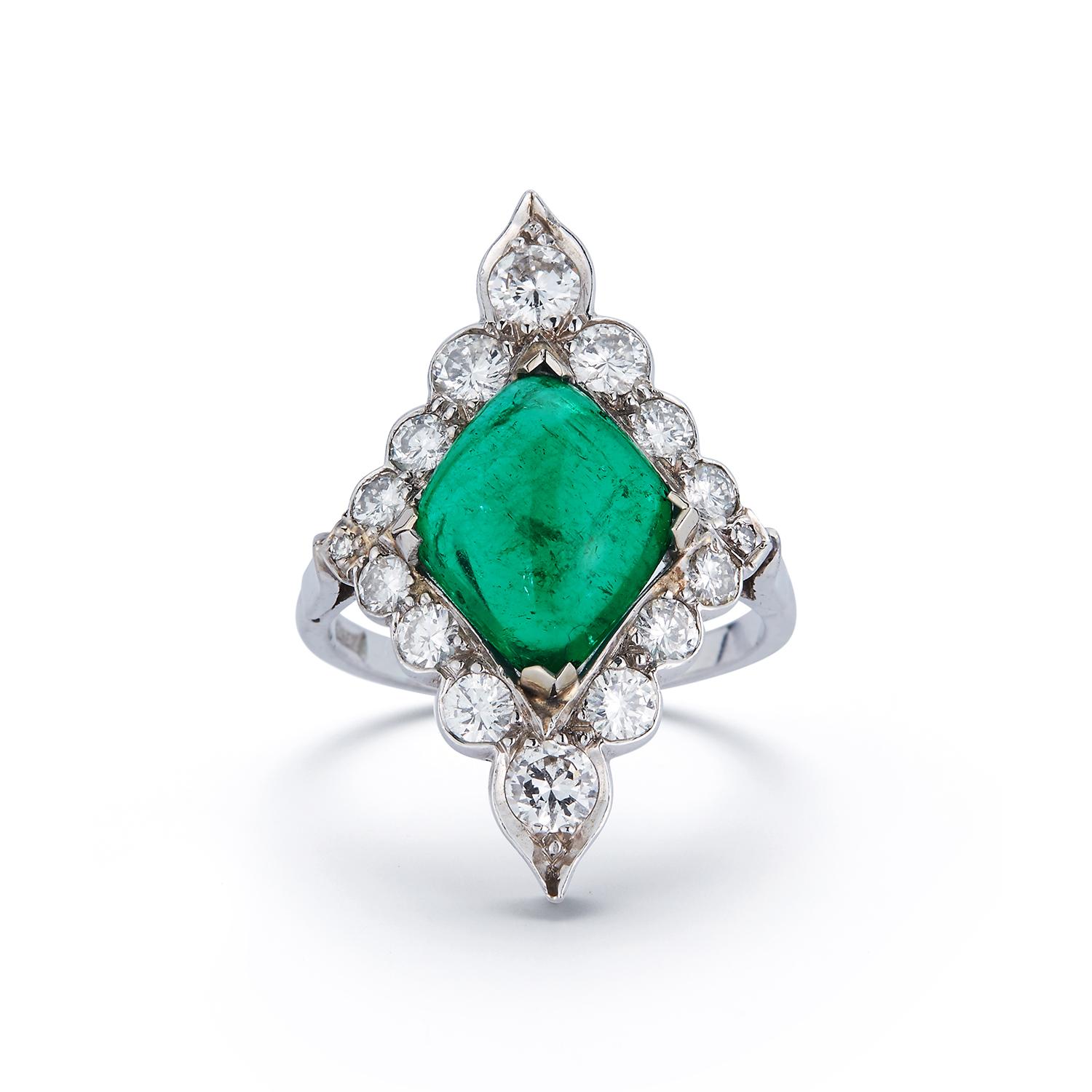 Certified Cabochon Colombian Emerald & Diamond Ring In Excellent Condition For Sale In New York, NY