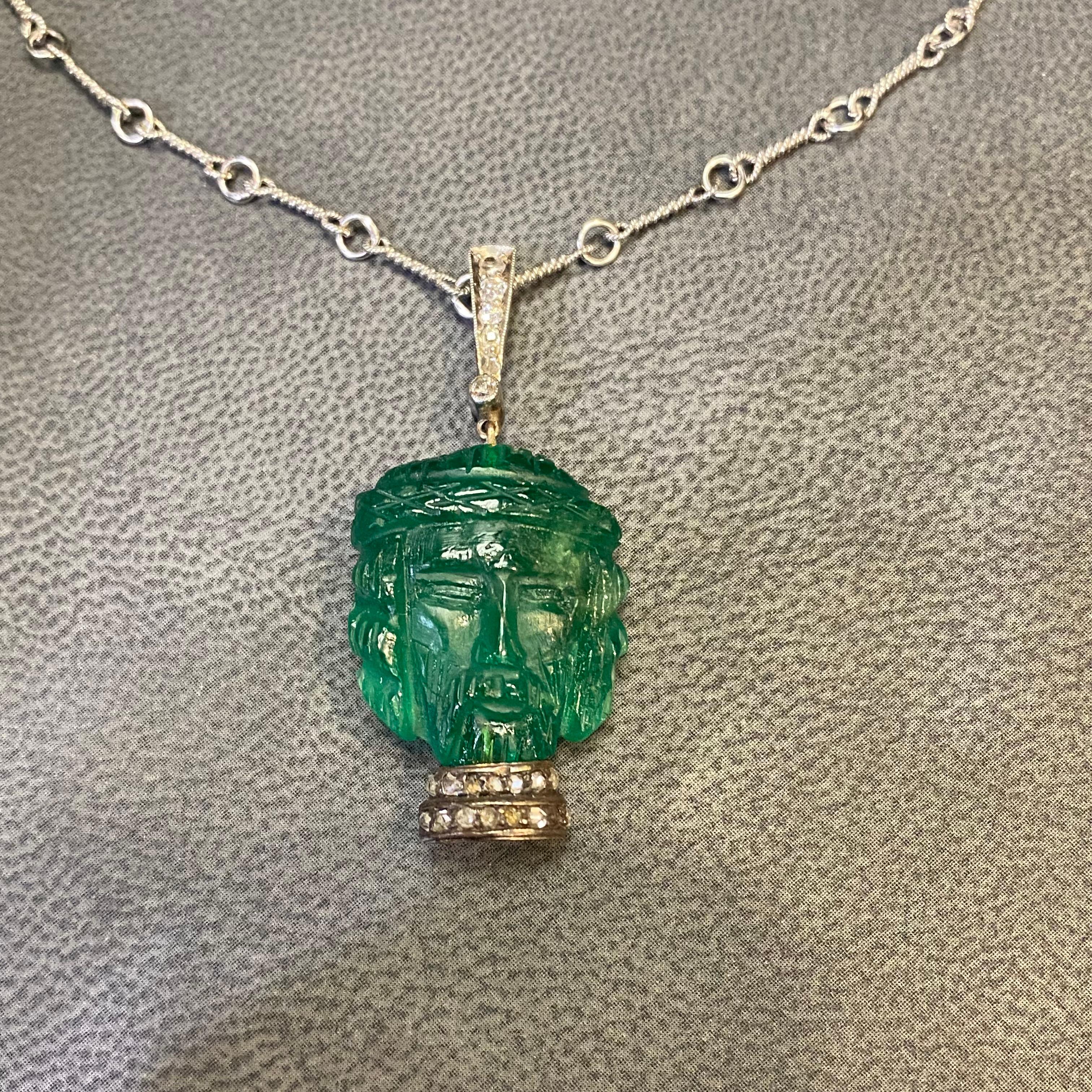 Collana con ciondolo di Gesù in smeraldo intagliato certificato 

Collana con smeraldo intagliato a forma di Gesù e diamanti rotondi su una catena in oro bianco.

Misure: 
Catena: 16