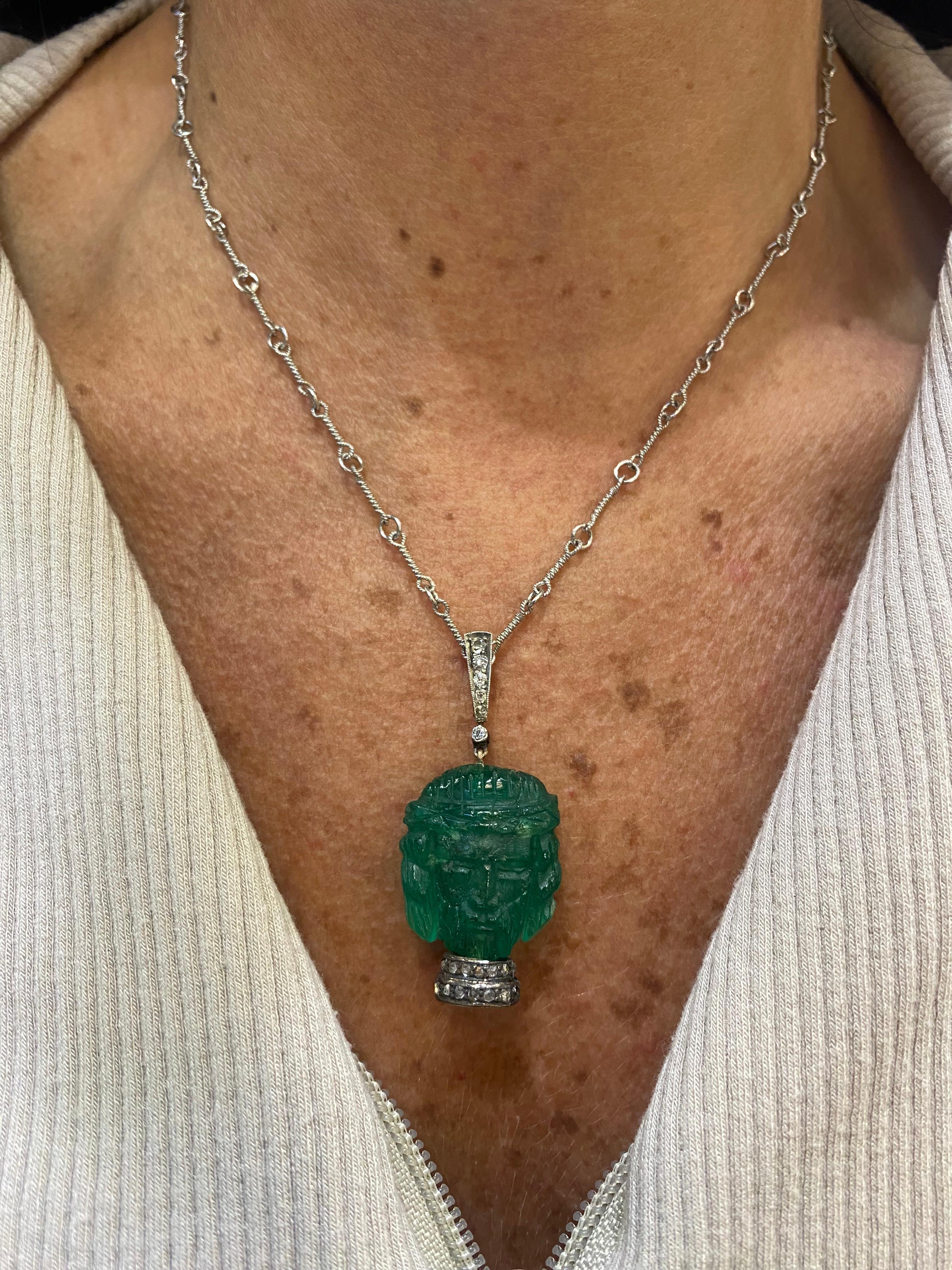Taglio rotondo Collana con ciondolo di Gesù in smeraldo intagliato certificato in vendita