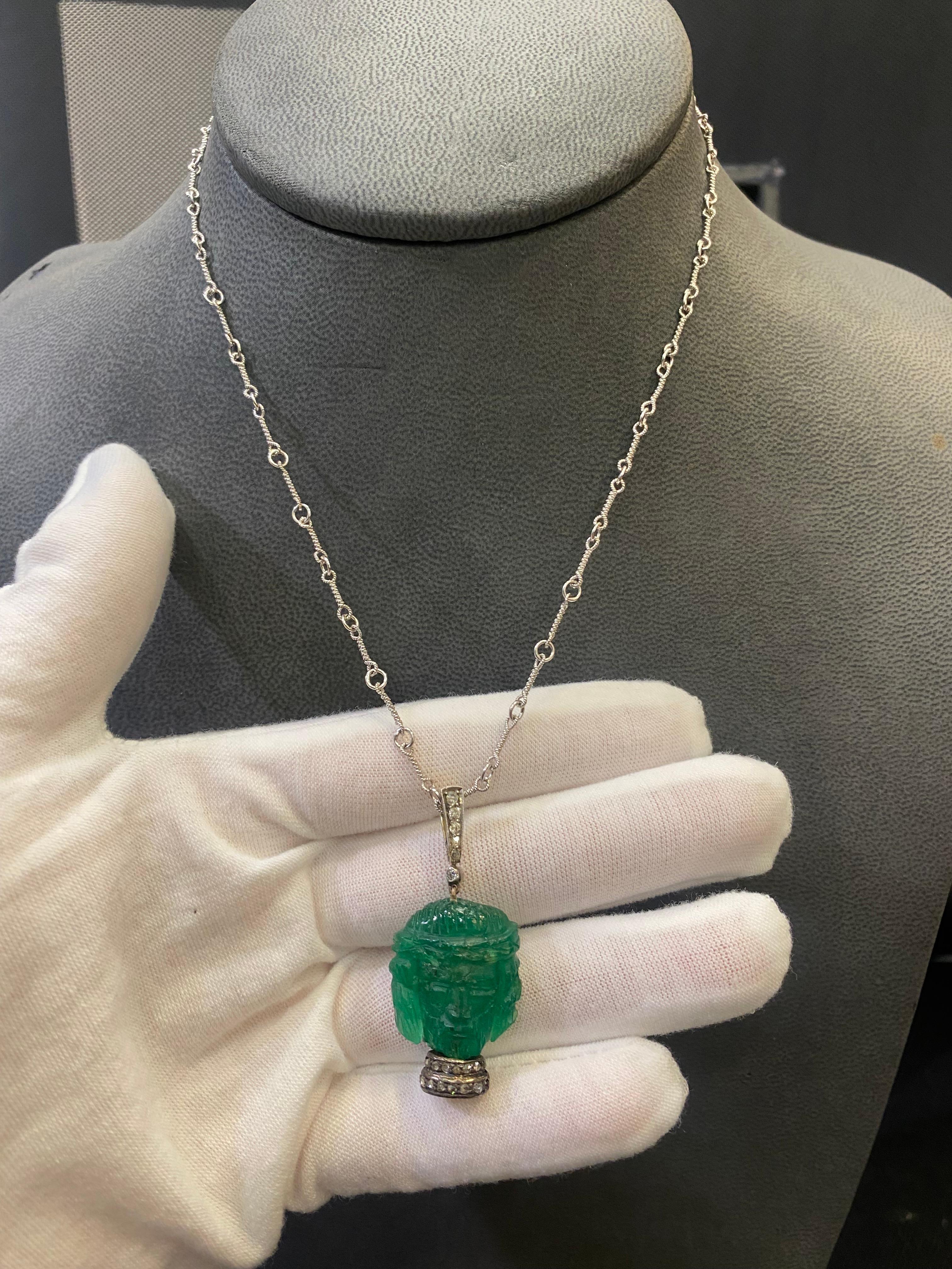Collana con ciondolo di Gesù in smeraldo intagliato certificato In condizioni ottime in vendita a New York, NY