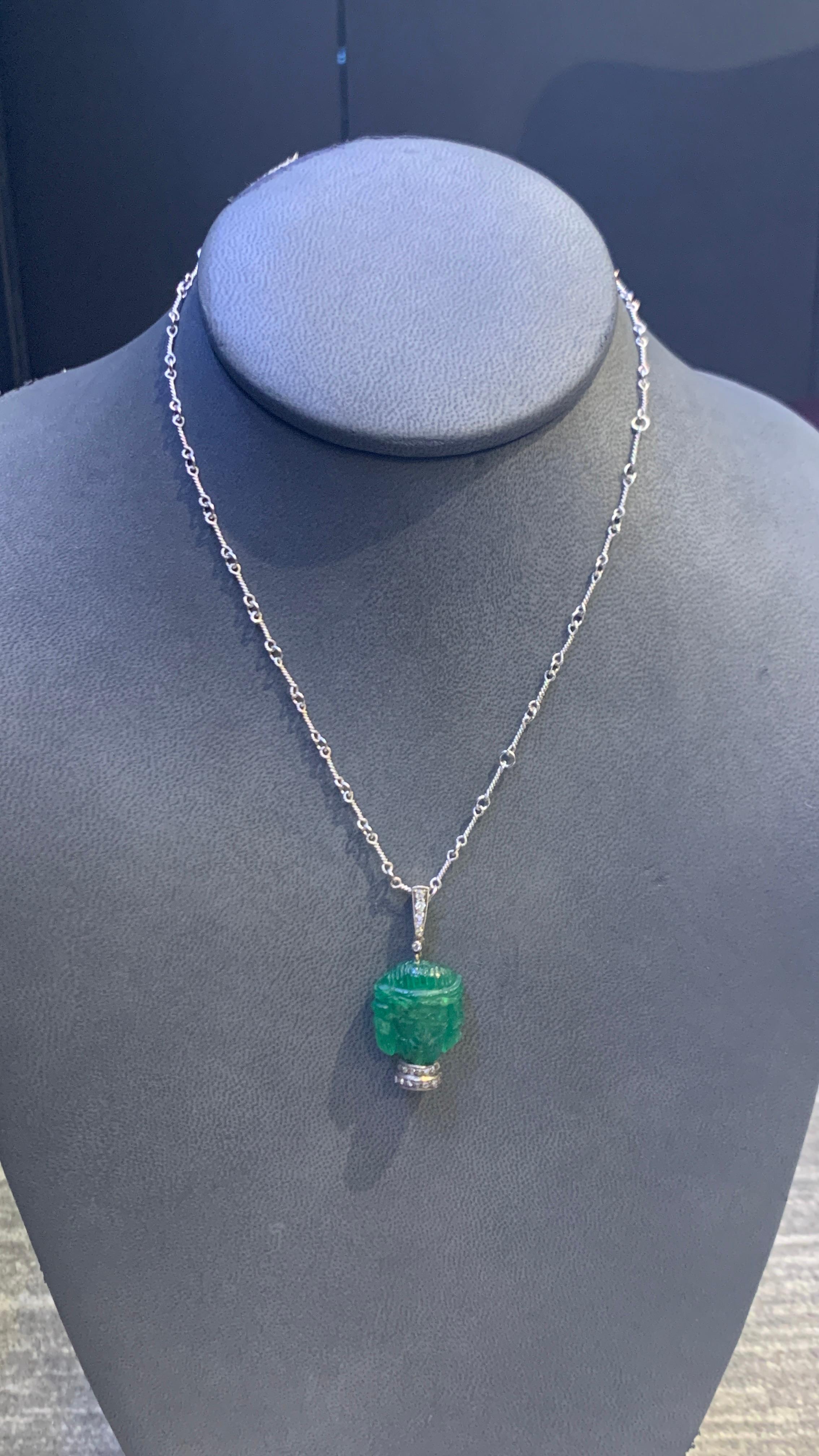 Collana con ciondolo di Gesù in smeraldo intagliato certificato in vendita 1