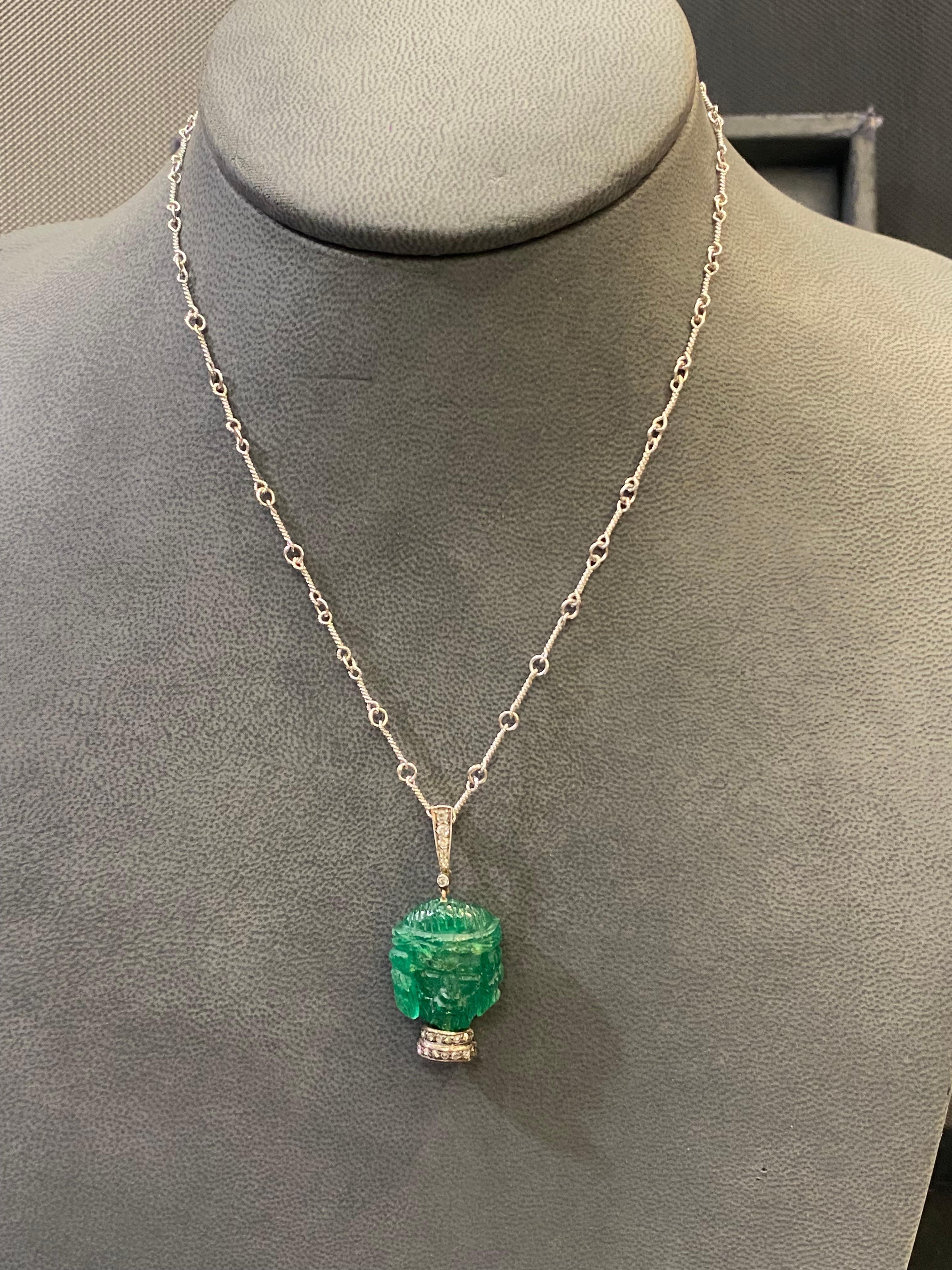 Collana con ciondolo di Gesù in smeraldo intagliato certificato in vendita 3