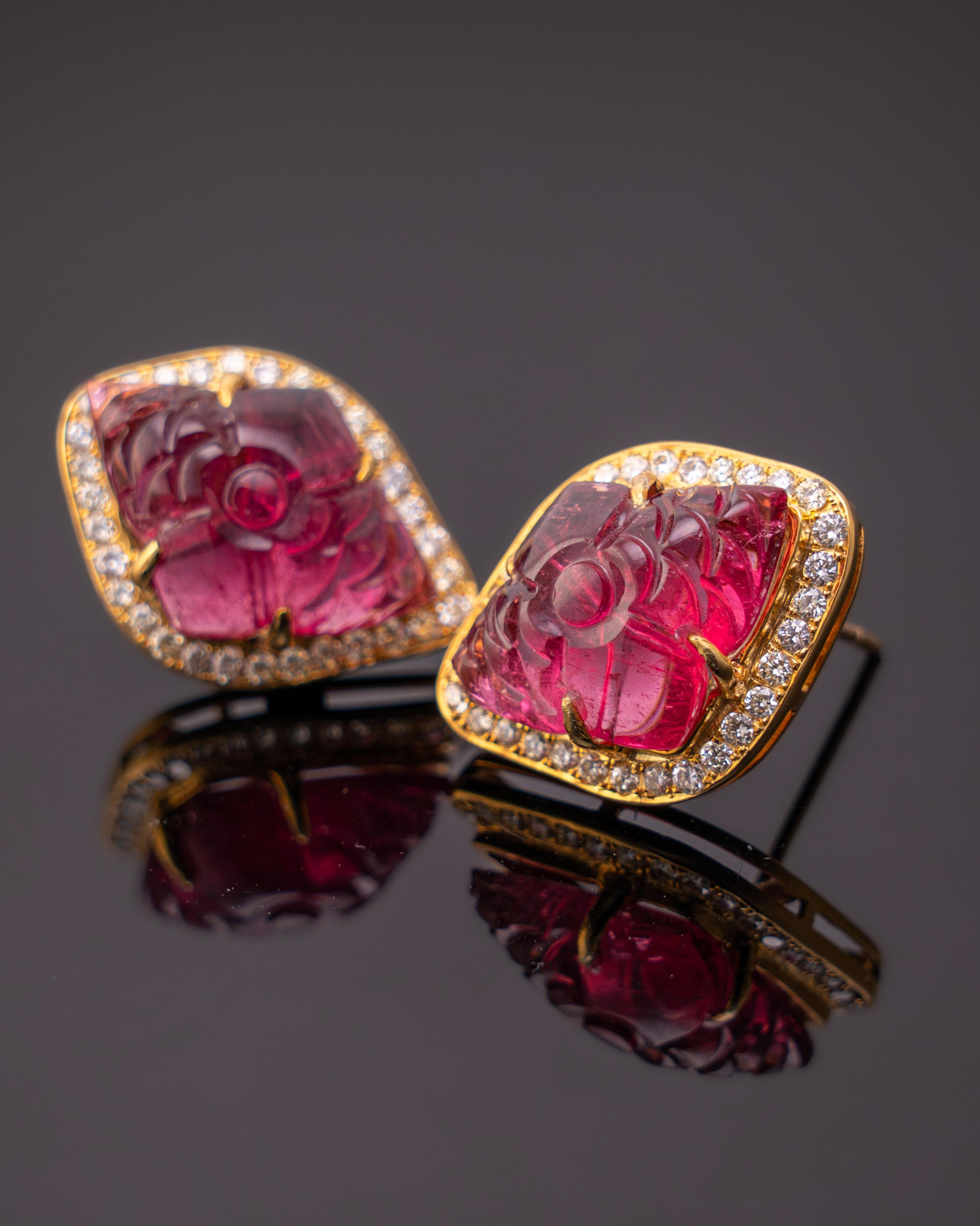 Art déco Boucles d'oreilles en or jaune 18 carats avec rubis sculpté et diamants certifiés en vente