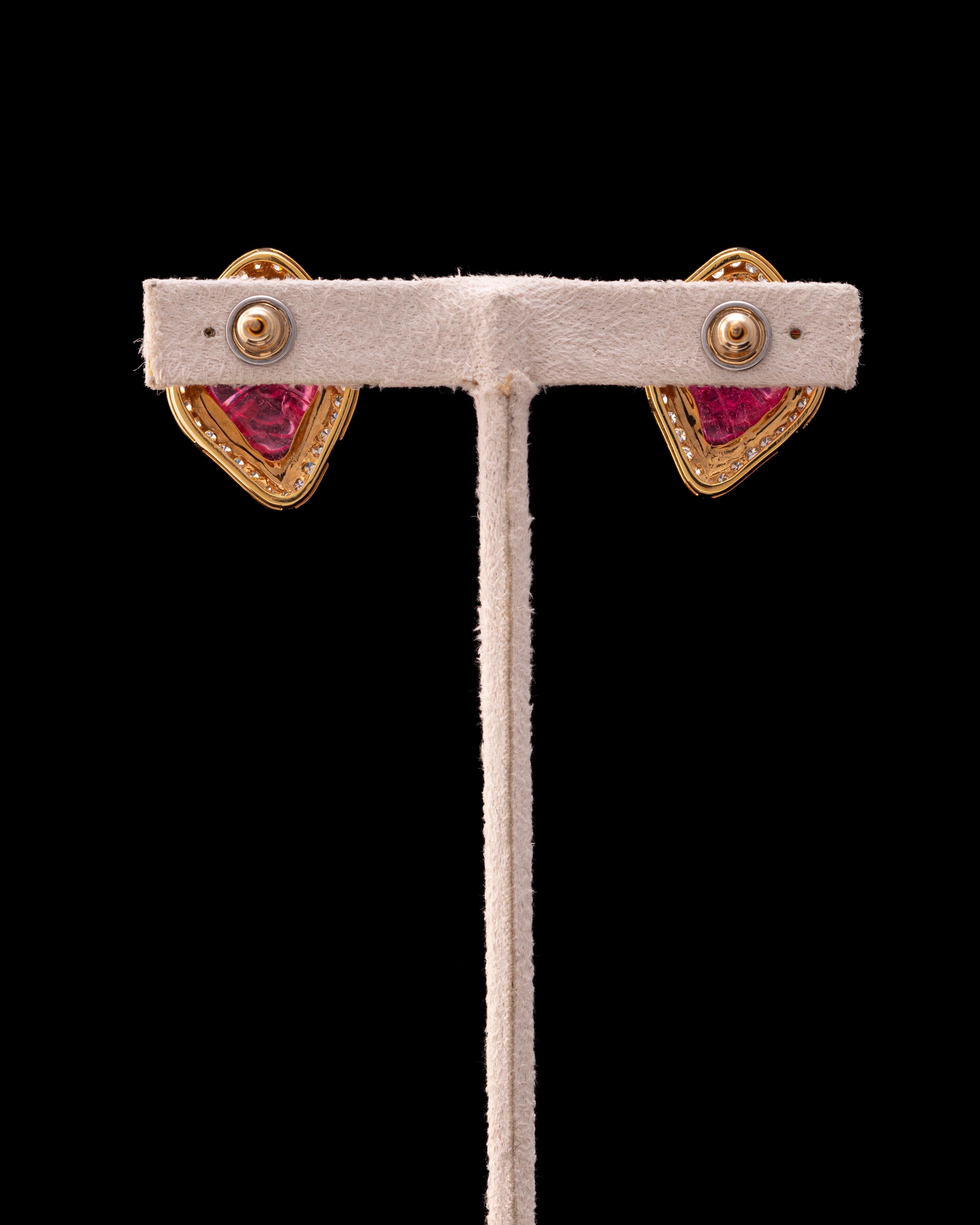 Taille cabochon Boucles d'oreilles en or jaune 18 carats avec rubis sculpté et diamants certifiés en vente