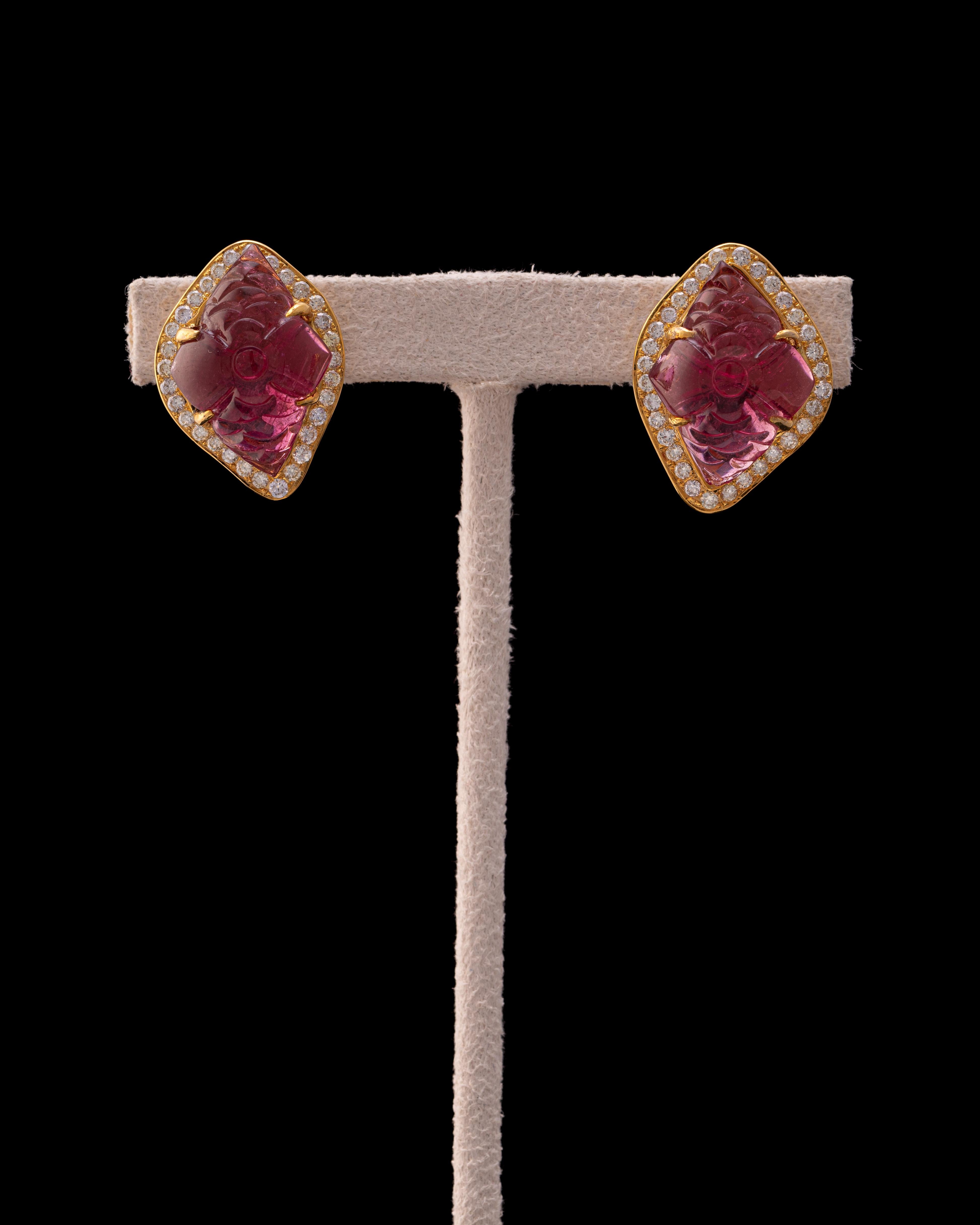 Certified Carved Ruby and Diamond Earring in 18 Karat Yellow Gold In New Condition For Sale In Bangkok, Thailand