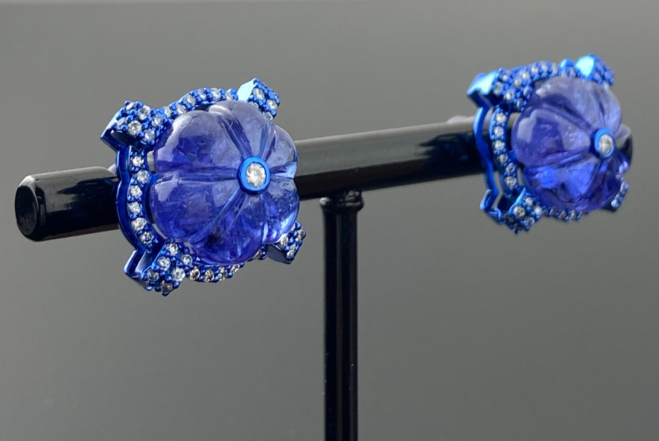 Zertifizierte geschnitzte Tansanit-Ohrringe in 18K blau plattiertem Gold (Gewalkt) im Angebot
