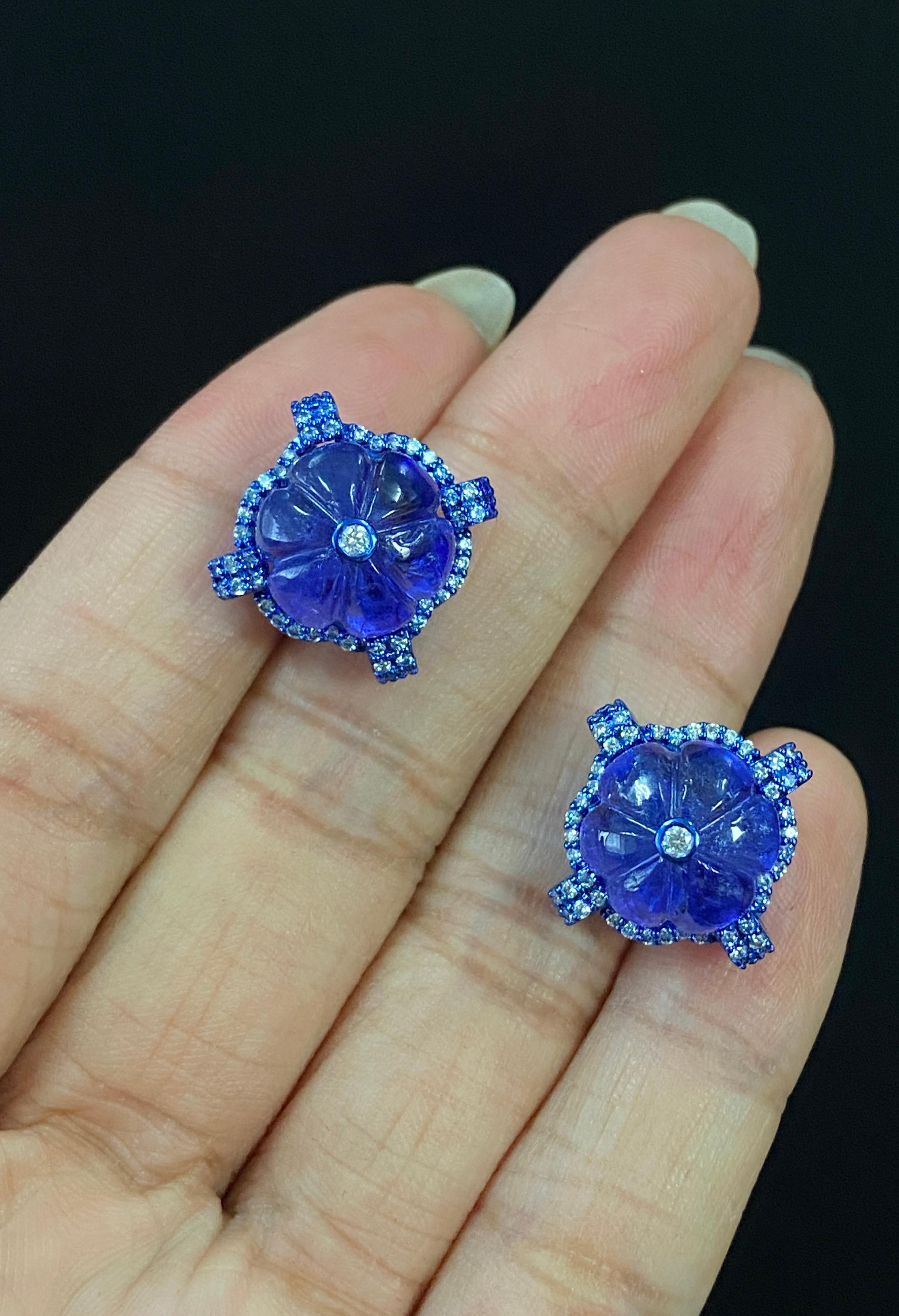 Zertifizierte geschnitzte Tansanit-Ohrringe in 18K blau plattiertem Gold im Zustand „Neu“ im Angebot in Bangkok, Thailand