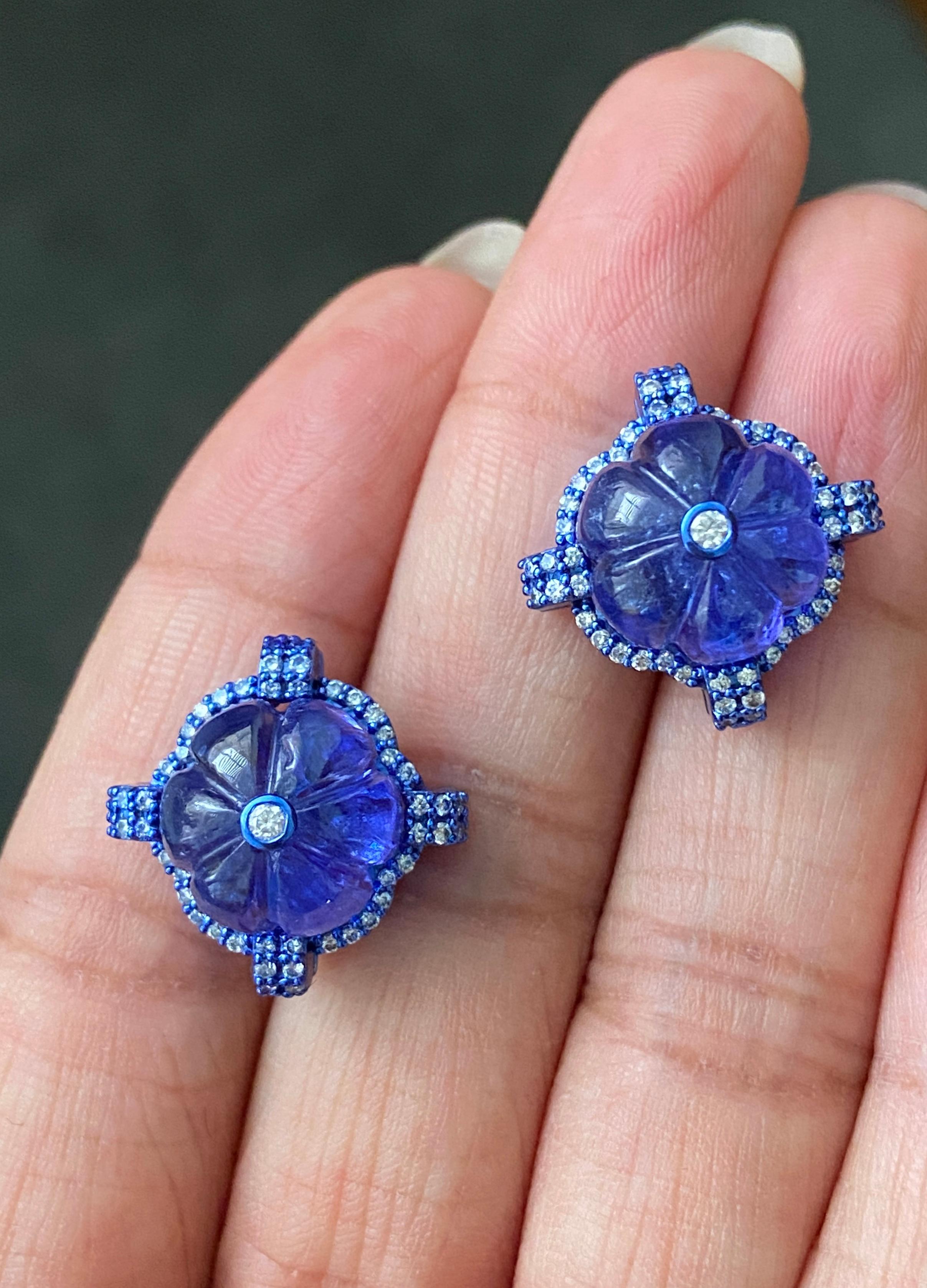 Zertifizierte geschnitzte Tansanit-Ohrringe in 18K blau plattiertem Gold für Damen oder Herren im Angebot