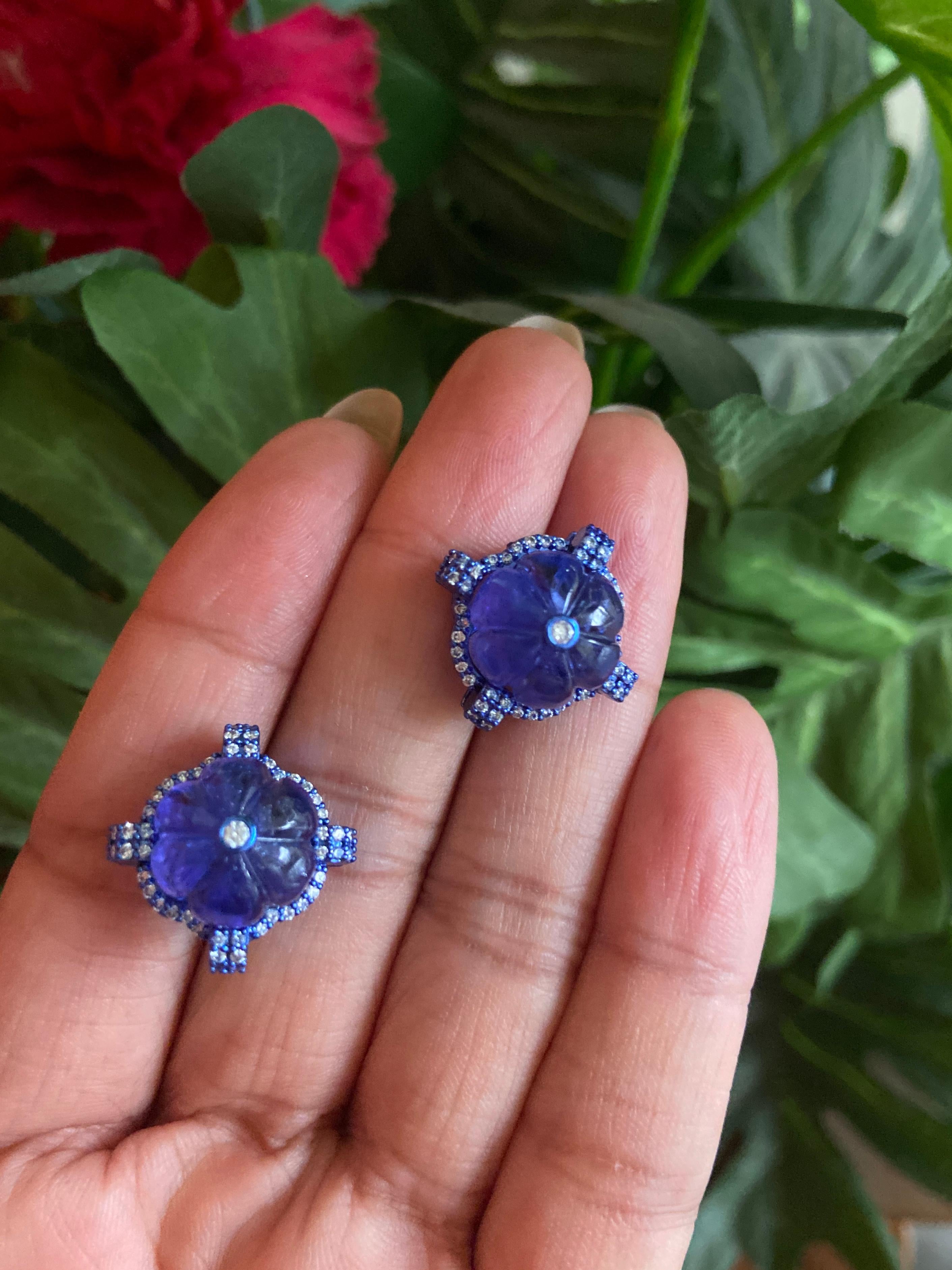 Zertifizierte geschnitzte Tansanit-Ohrringe in 18K blau plattiertem Gold im Angebot 1