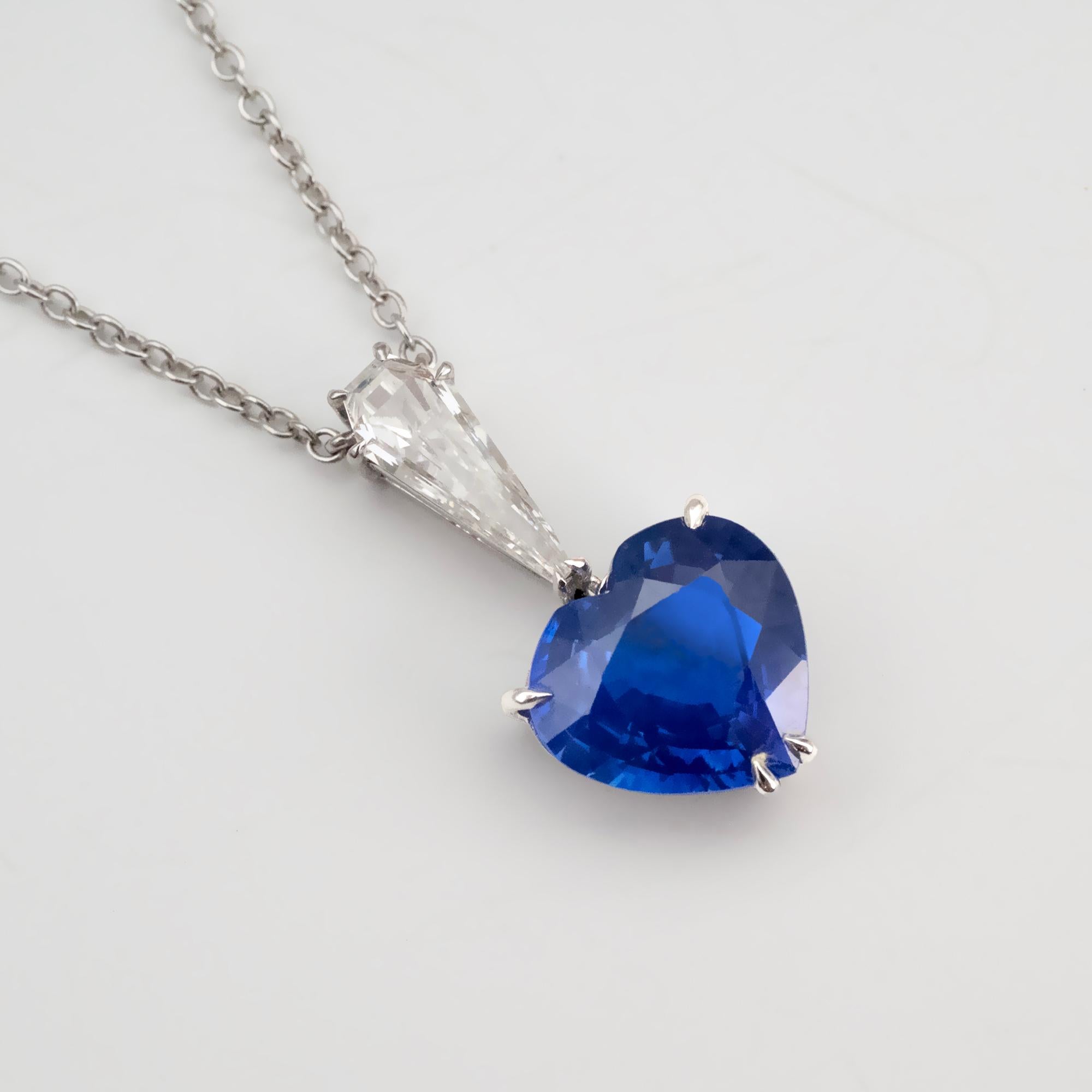 Contemporaneo Collana con zaffiro cuore e diamanti certificata Claris.A da 3,44 carati in oro bianco 18 carati in vendita