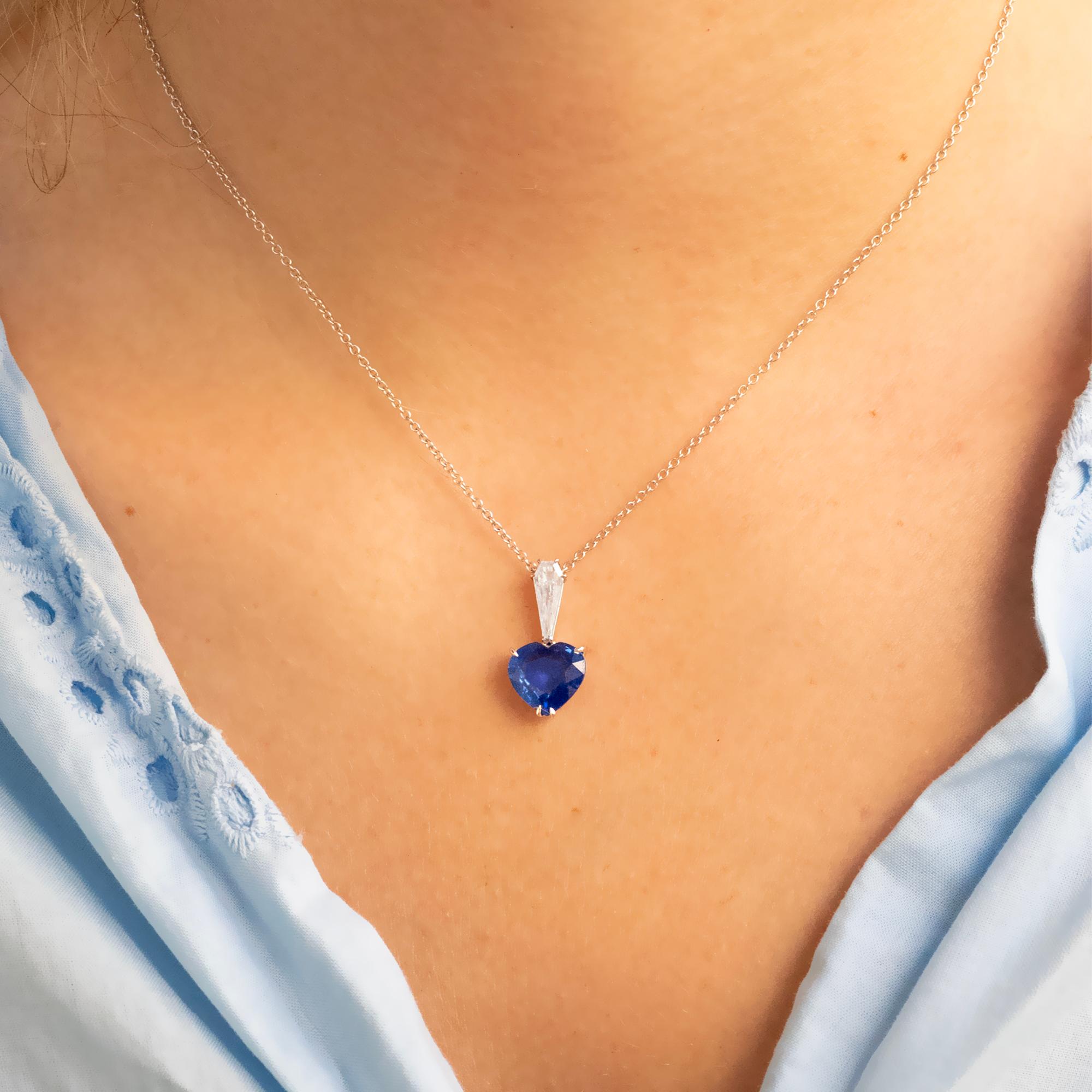 Cuore Collana con zaffiro cuore e diamanti certificata Claris.A da 3,44 carati in oro bianco 18 carati in vendita