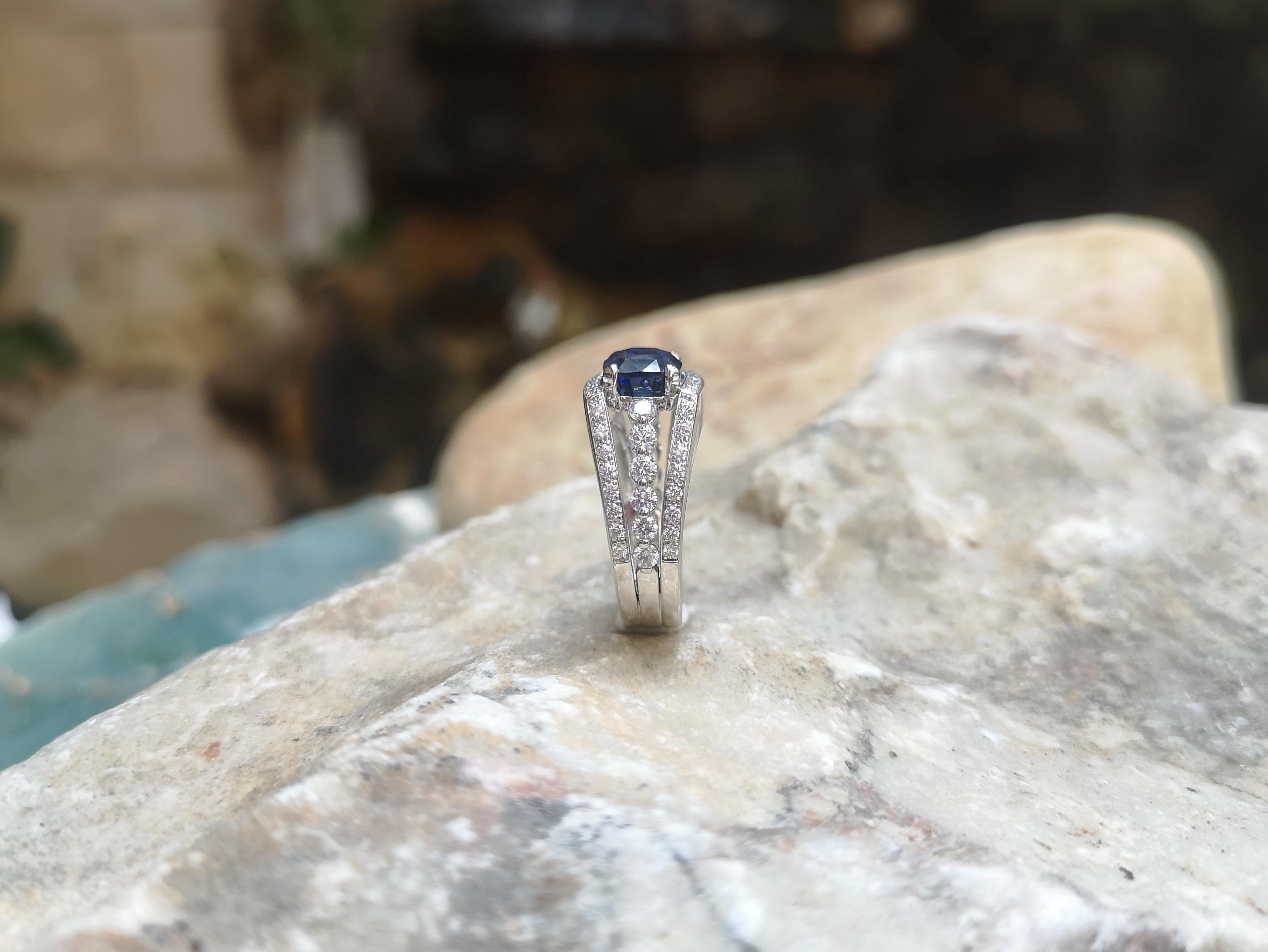 Certified Ceylon Blue Sapphire with Diamond Ring Set in 18 Karat White Gold For Sale 6