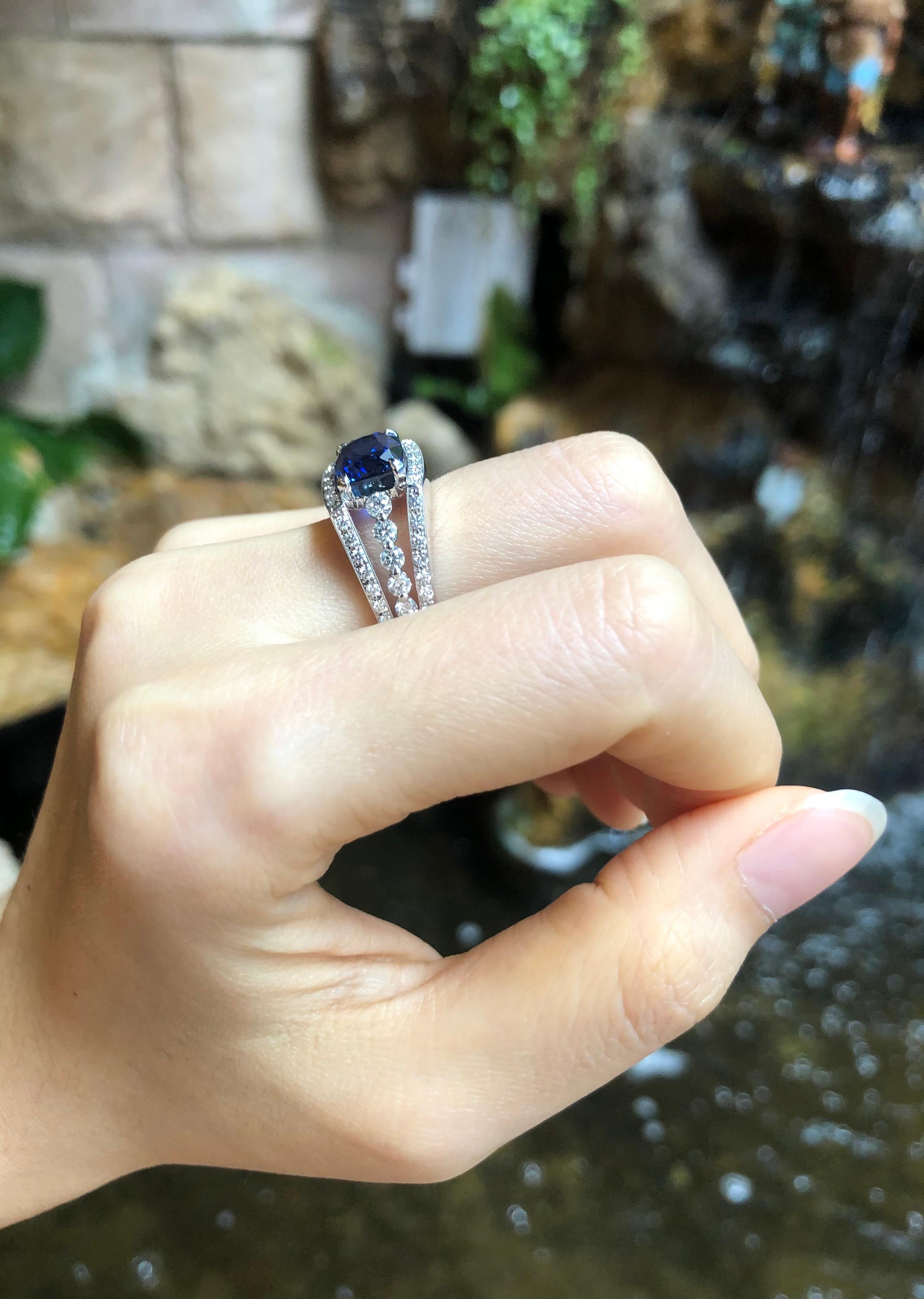 Contemporary Certified Ceylon Blue Sapphire with Diamond Ring Set in 18 Karat White Gold For Sale