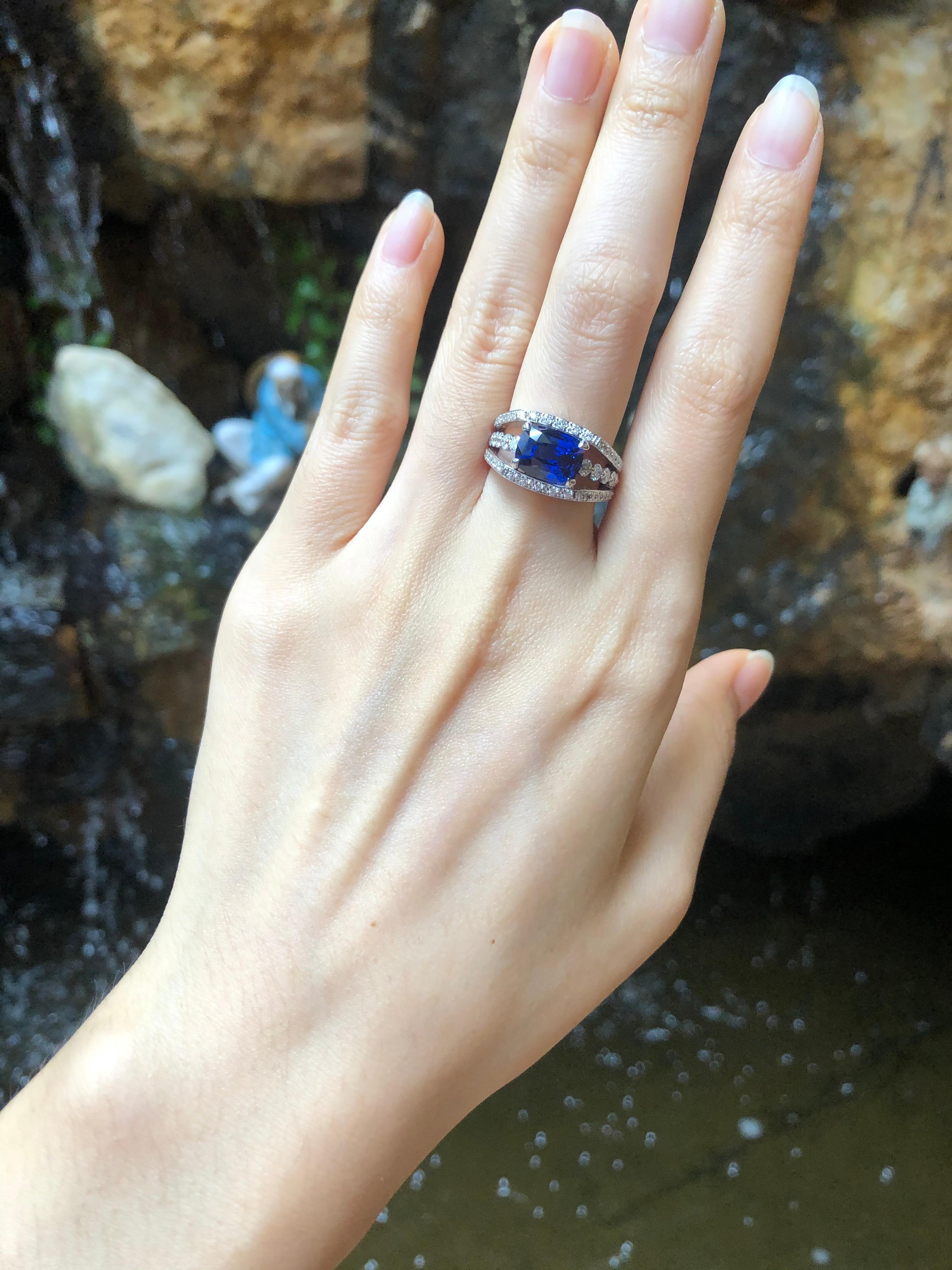Cushion Cut Certified Ceylon Blue Sapphire with Diamond Ring Set in 18 Karat White Gold For Sale