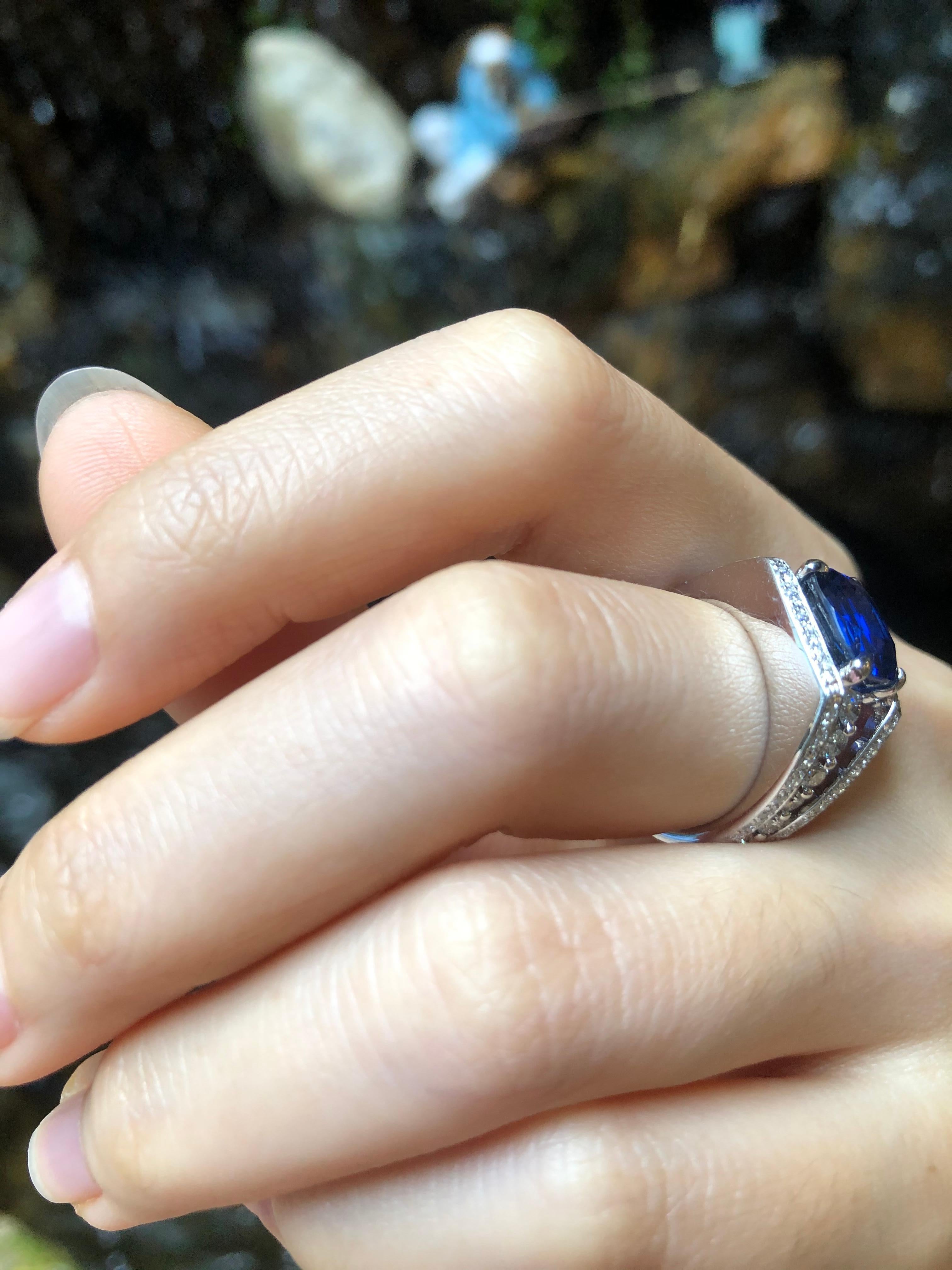 Certified Ceylon Blue Sapphire with Diamond Ring Set in 18 Karat White Gold In New Condition For Sale In Bangkok, TH