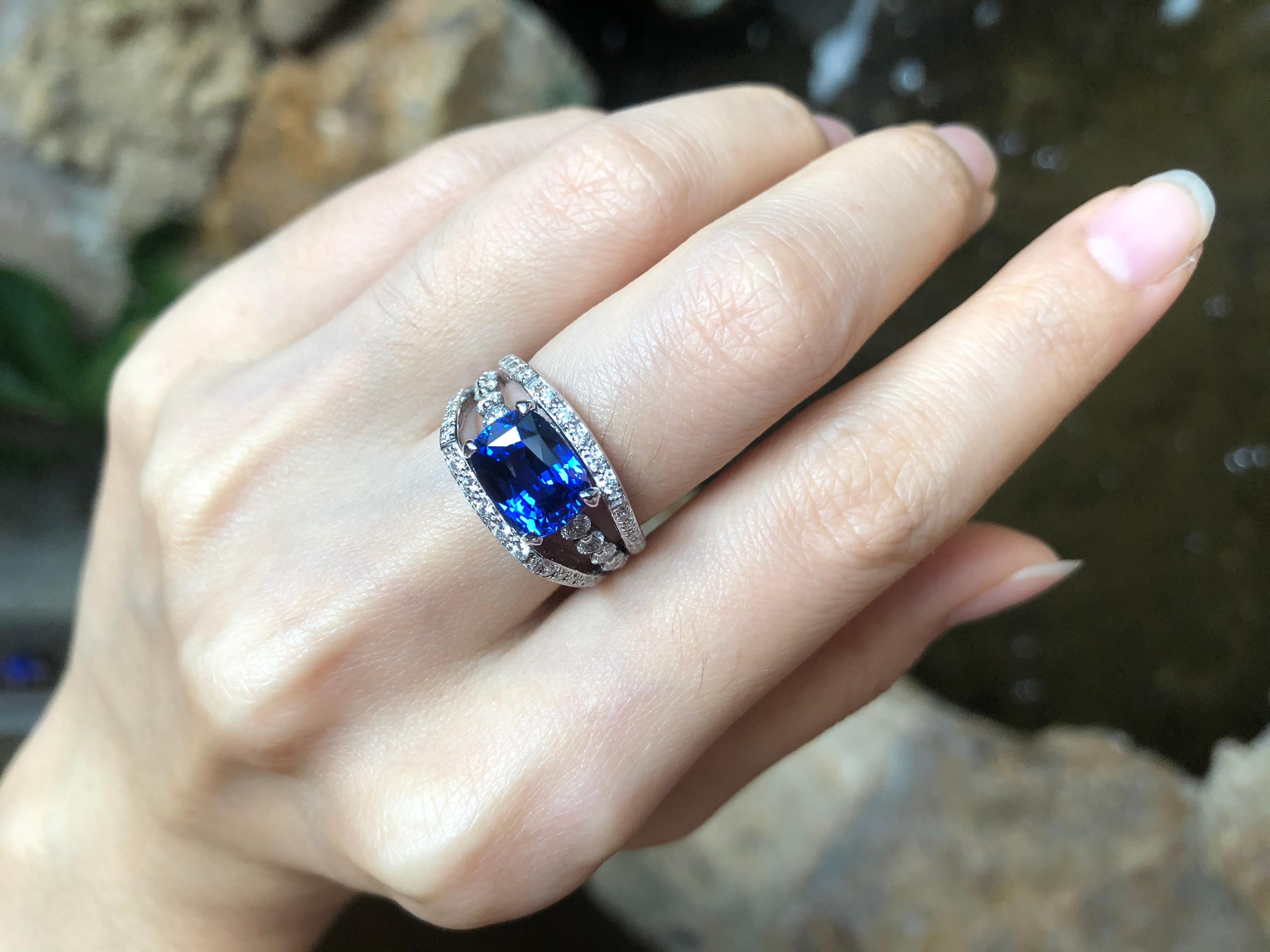Certified Ceylon Blue Sapphire with Diamond Ring Set in 18 Karat White Gold For Sale 1