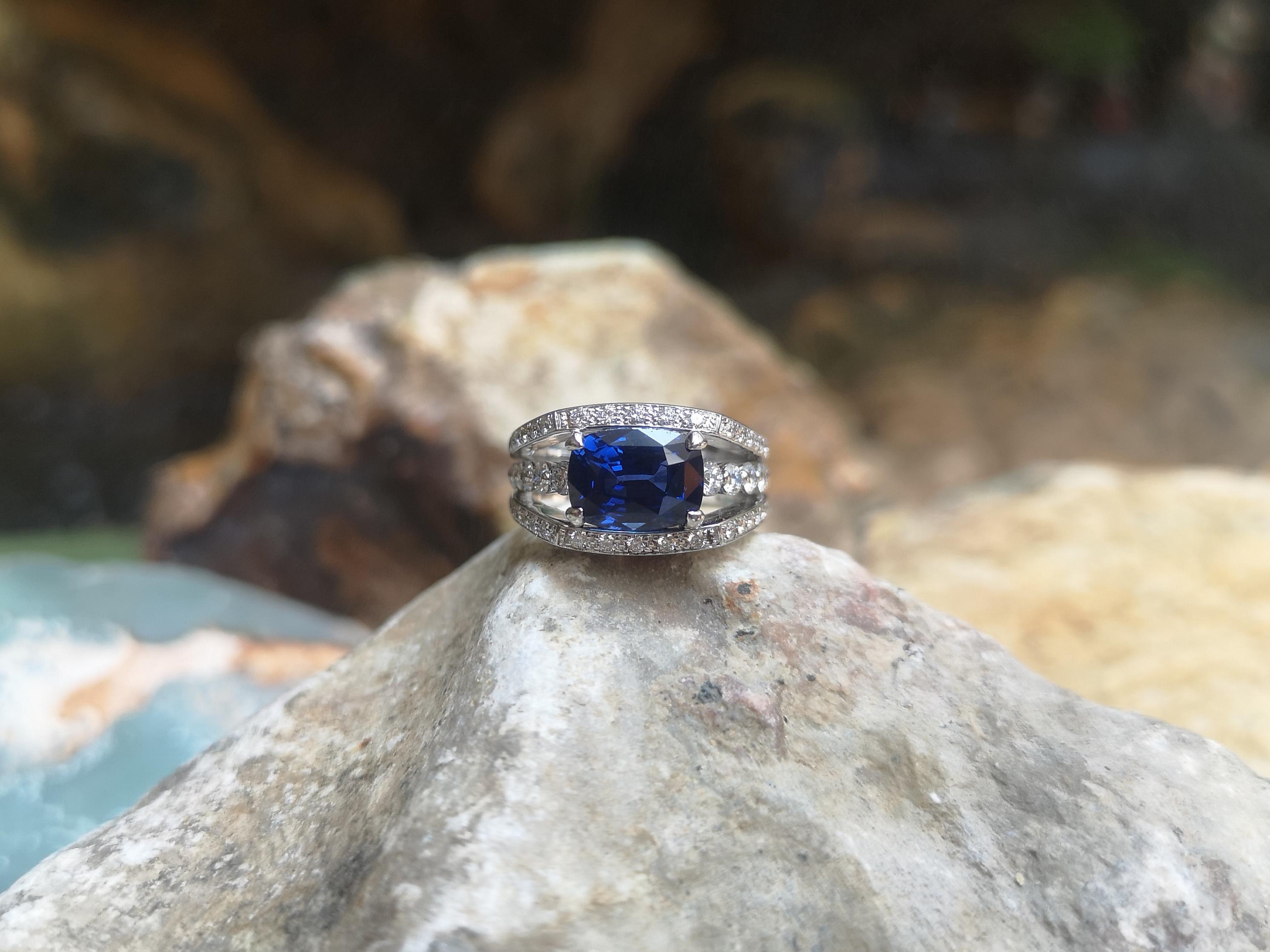 Certified Ceylon Blue Sapphire with Diamond Ring Set in 18 Karat White Gold For Sale 2