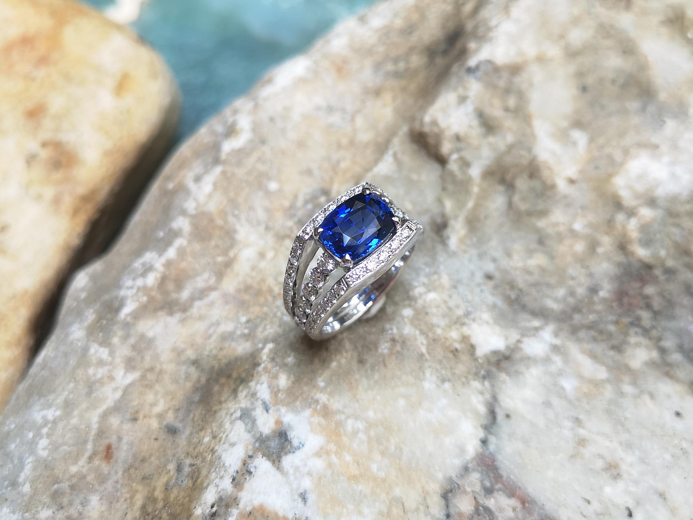 Certified Ceylon Blue Sapphire with Diamond Ring Set in 18 Karat White Gold For Sale 3