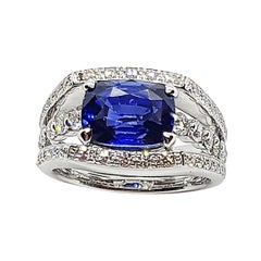 Bague en or blanc 18 carats sertie d'un saphir bleu certifié de Ceylan et de diamants