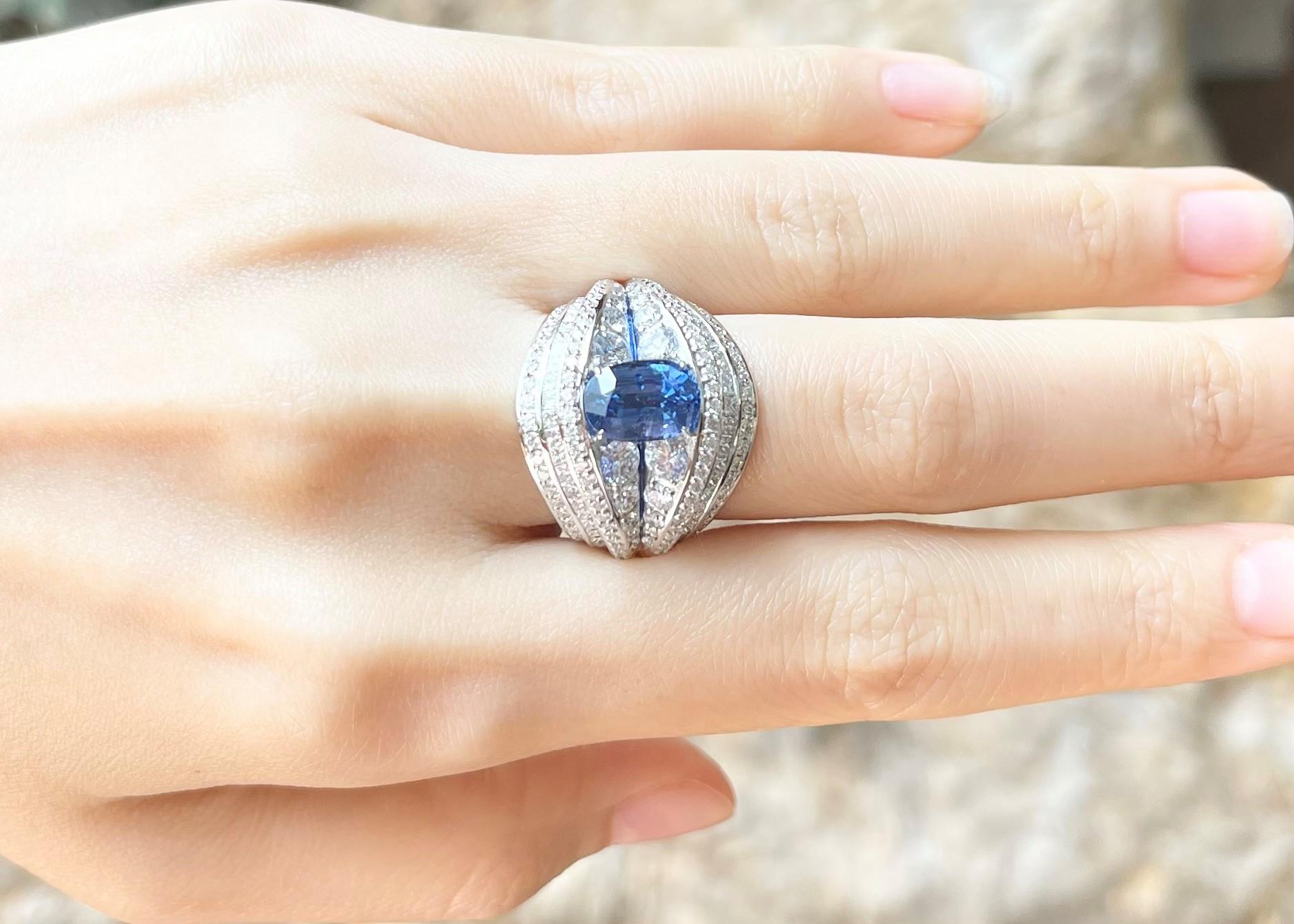 Zertifizierter Ceylon-Blauer Saphir mit Diamantring aus 18 Karat Weißgold im Zustand „Neu“ im Angebot in Bangkok, TH