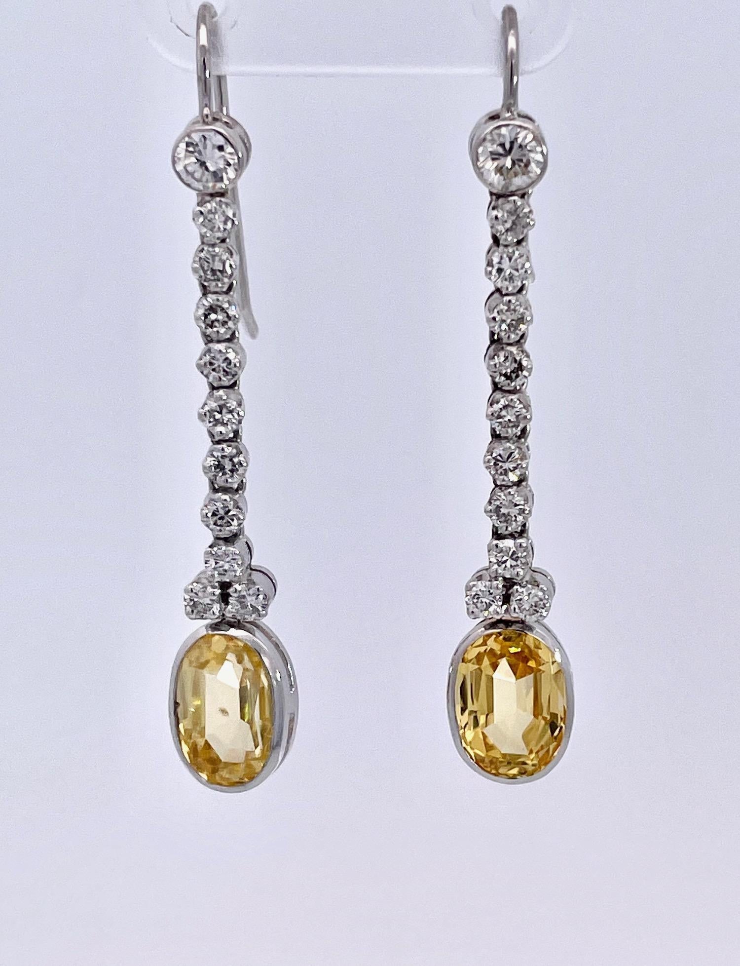 Questi orecchini sono speciali perché hanno uno splendido colore di zaffiri gialli.  Questi zaffiri sono privi di calore e di trattamento e pesano 6,35 carati.  Uno è trasparente e misura 9,2 x 6,9 x 4,6 mm, l'altro misura 9,2 x 6,3 x 5 mm.  Ci sono